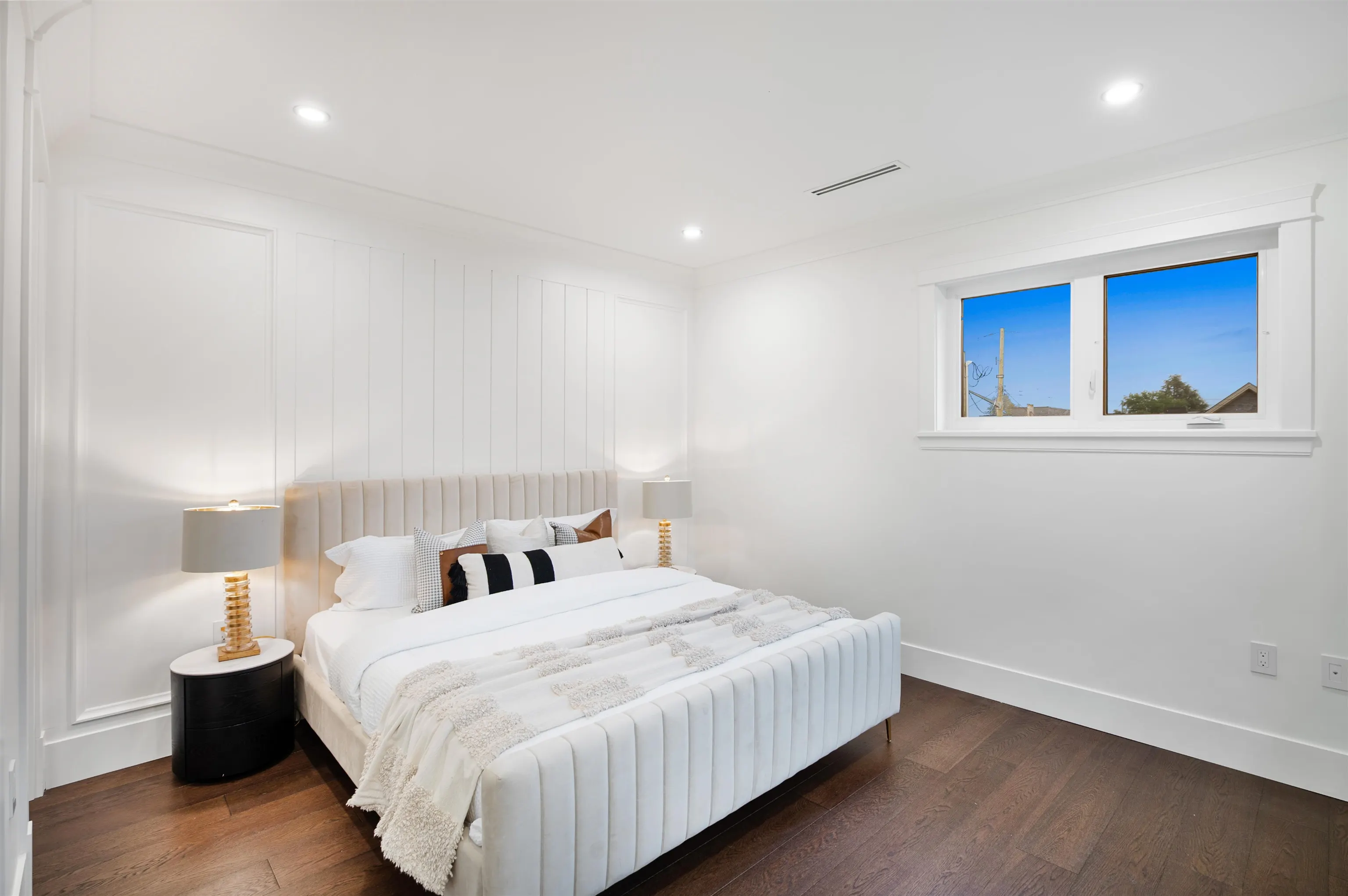 9031 Pinewell Crescent