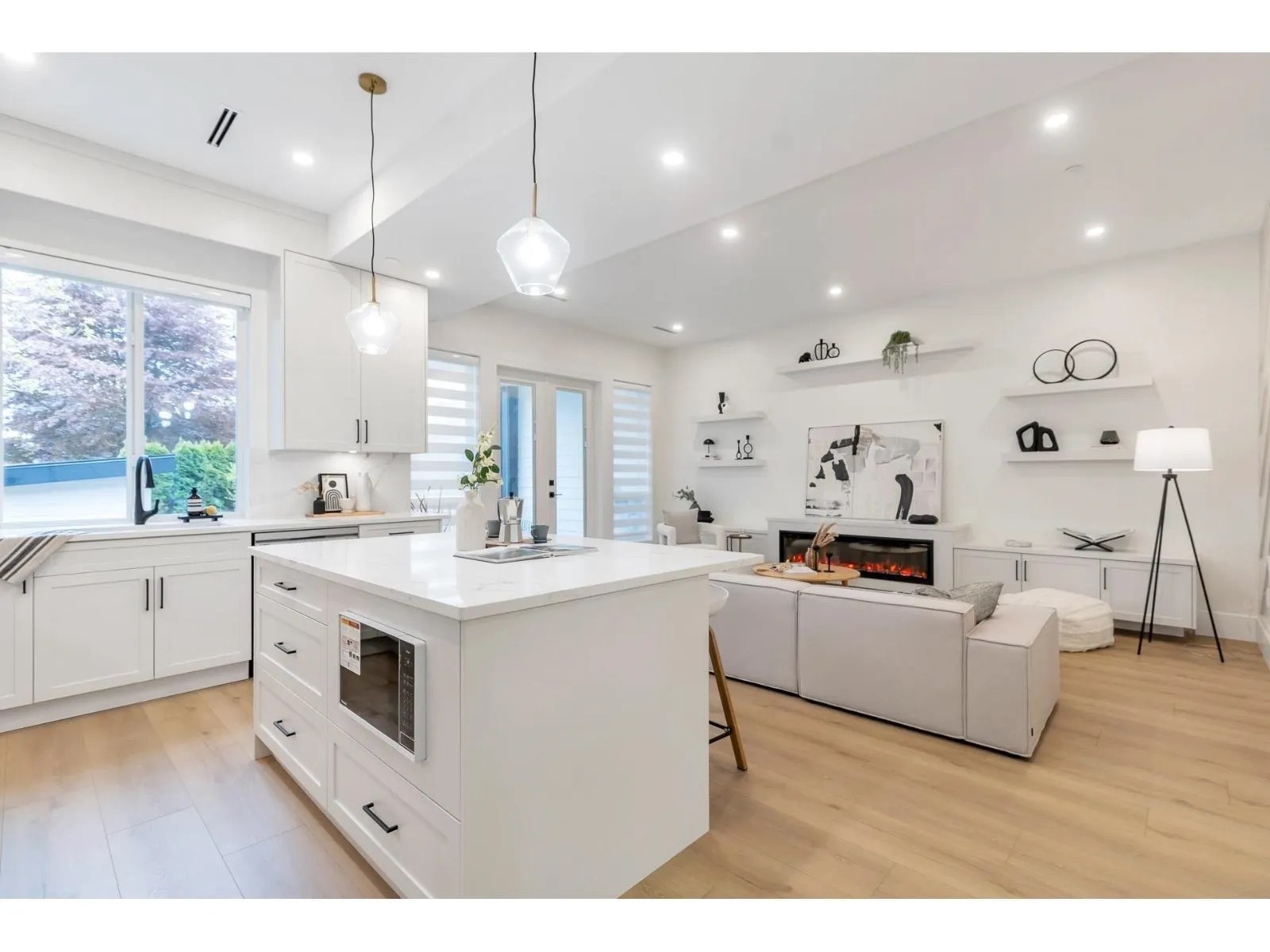 15570 Oxenham Avenue