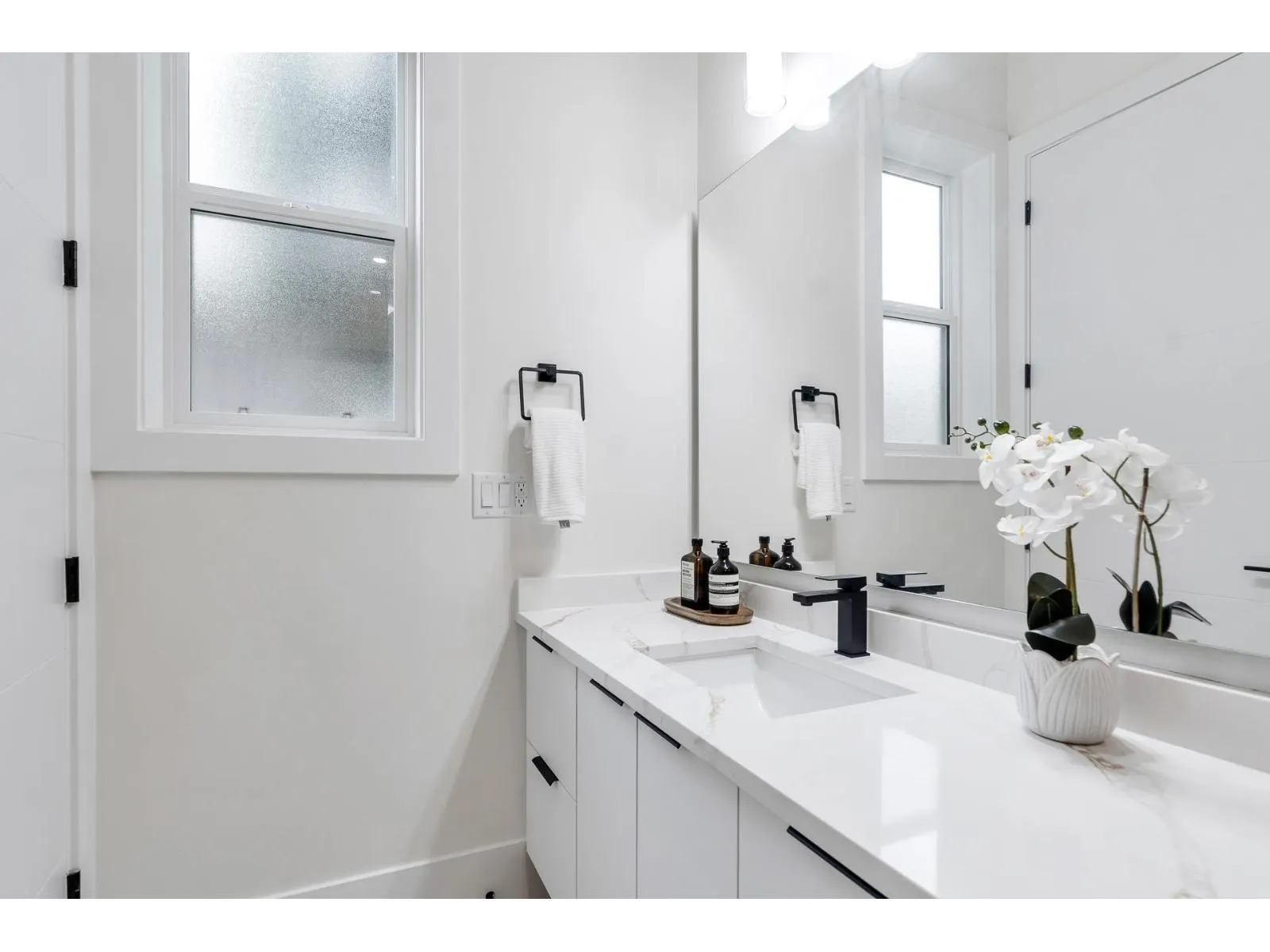 15570 Oxenham Avenue