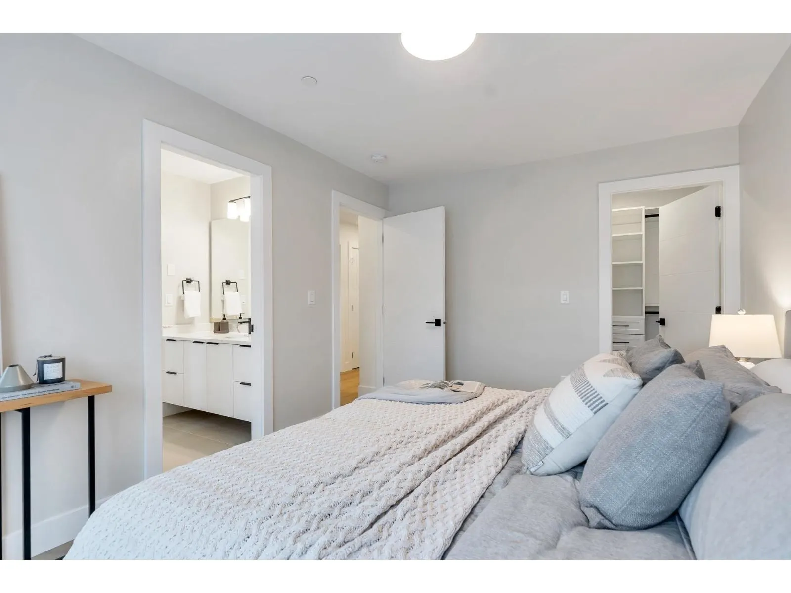 15570 Oxenham Avenue