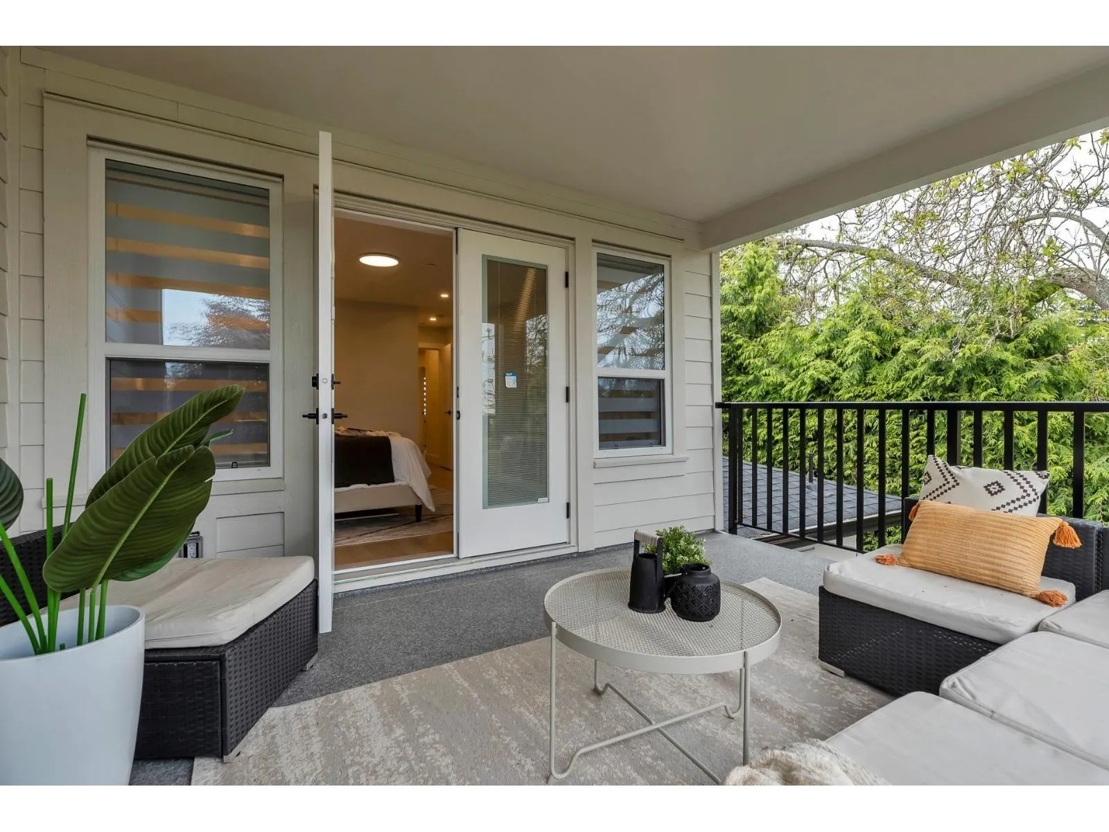 15570 Oxenham Avenue