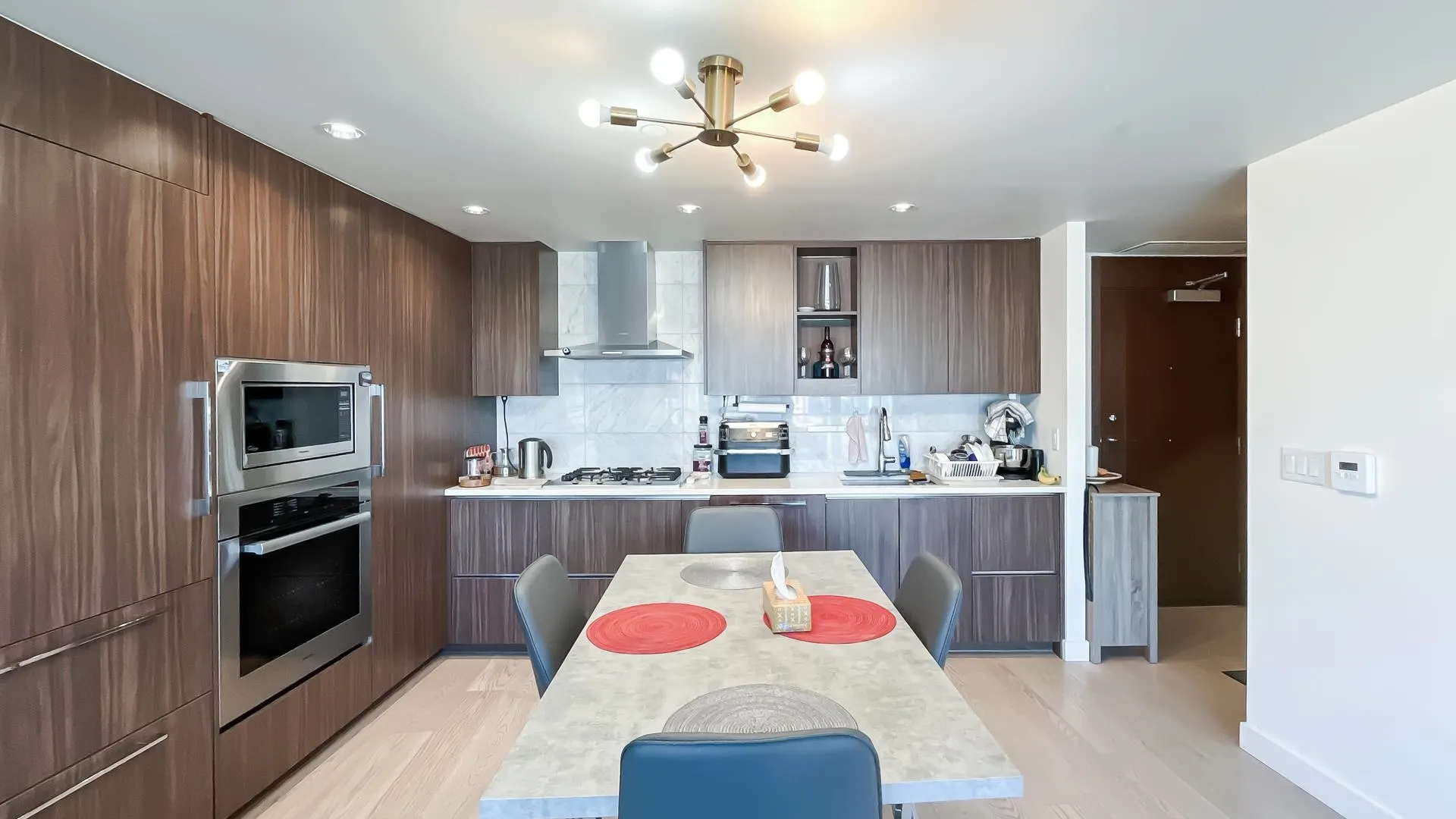 2220 89 Nelson Street