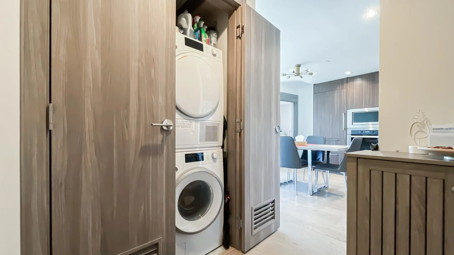 2220 89 Nelson Street