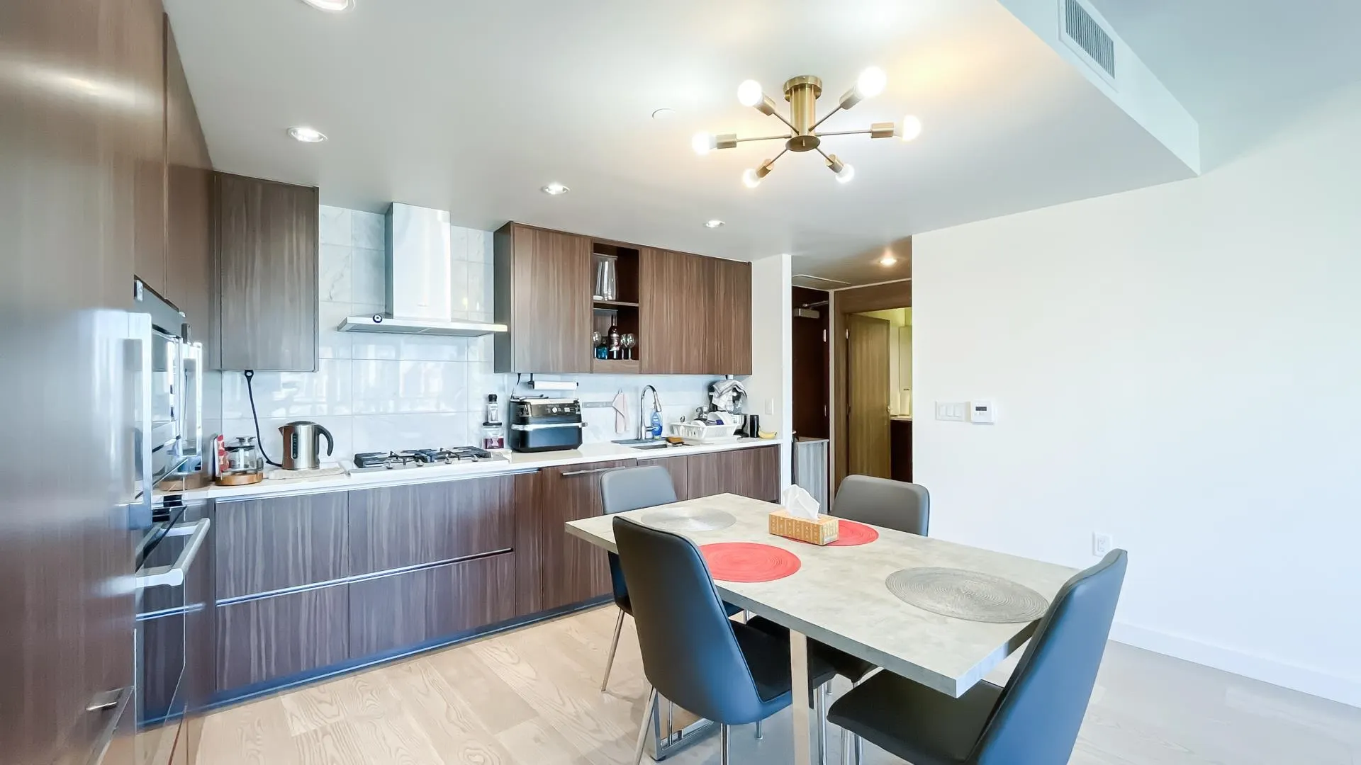 2220 89 Nelson Street