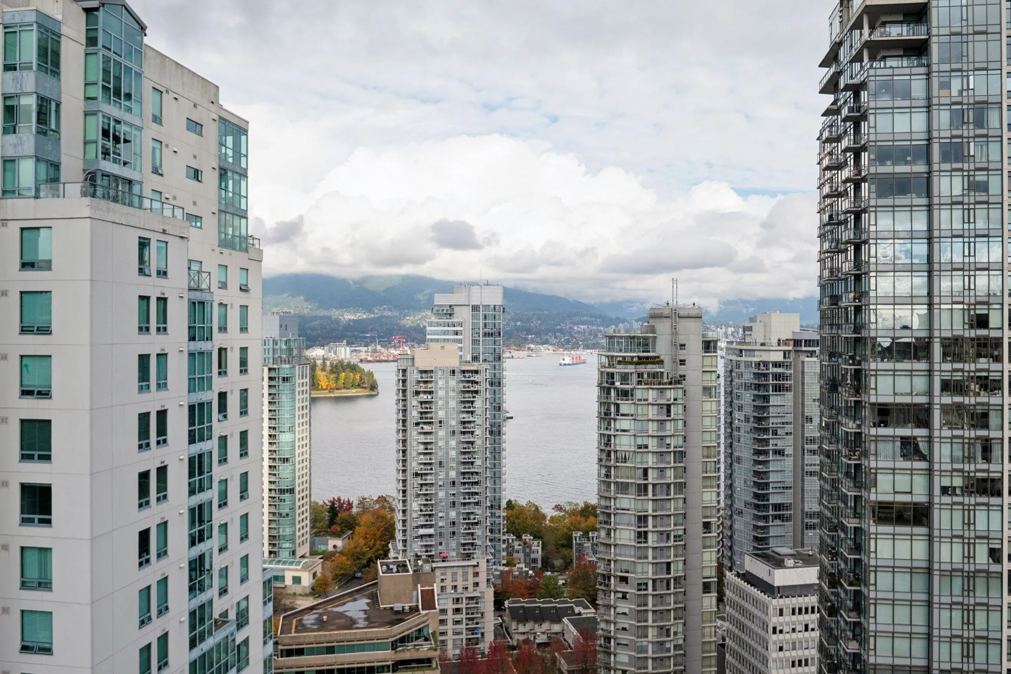 2608 1239 W Georgia Street