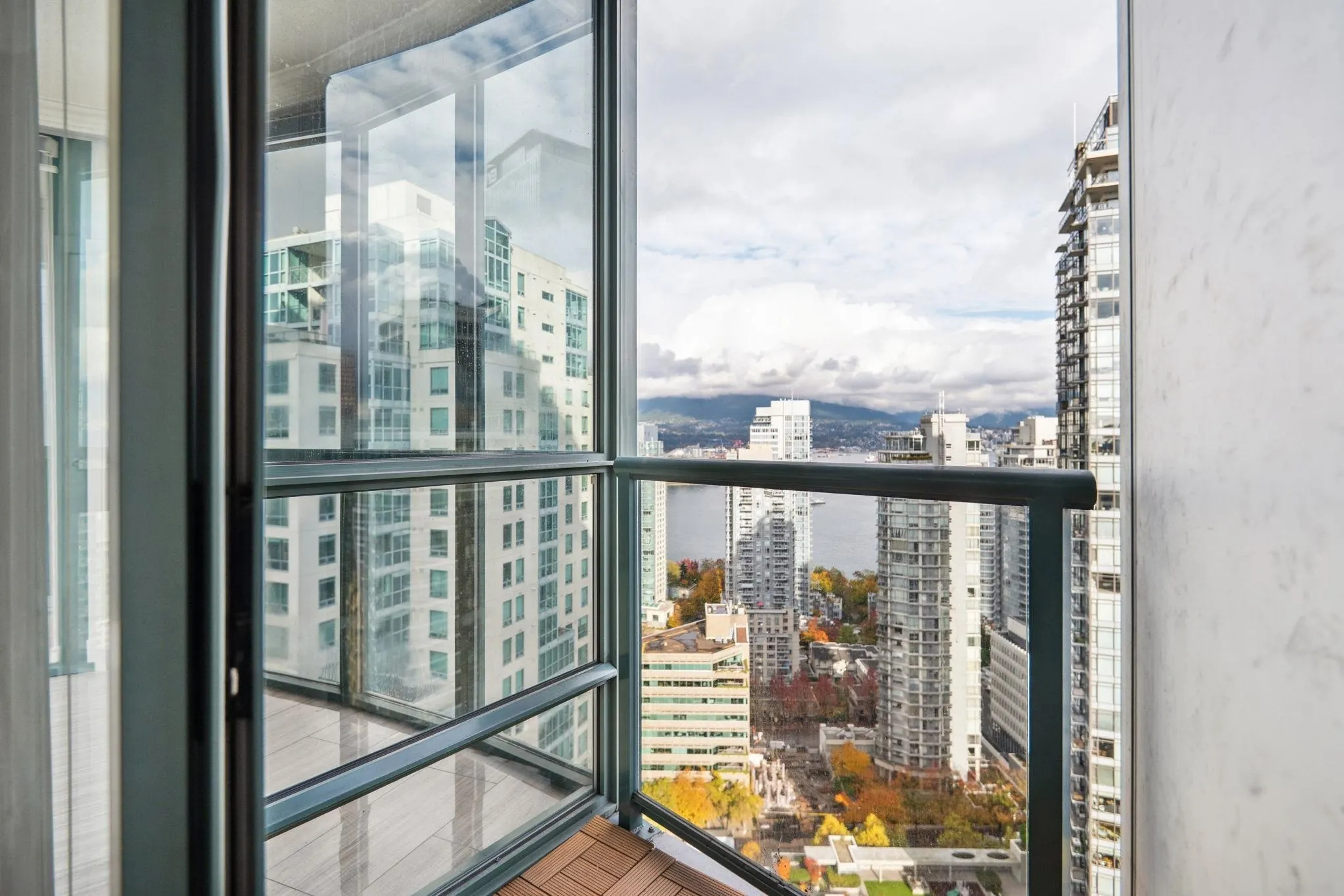 2608 1239 W Georgia Street