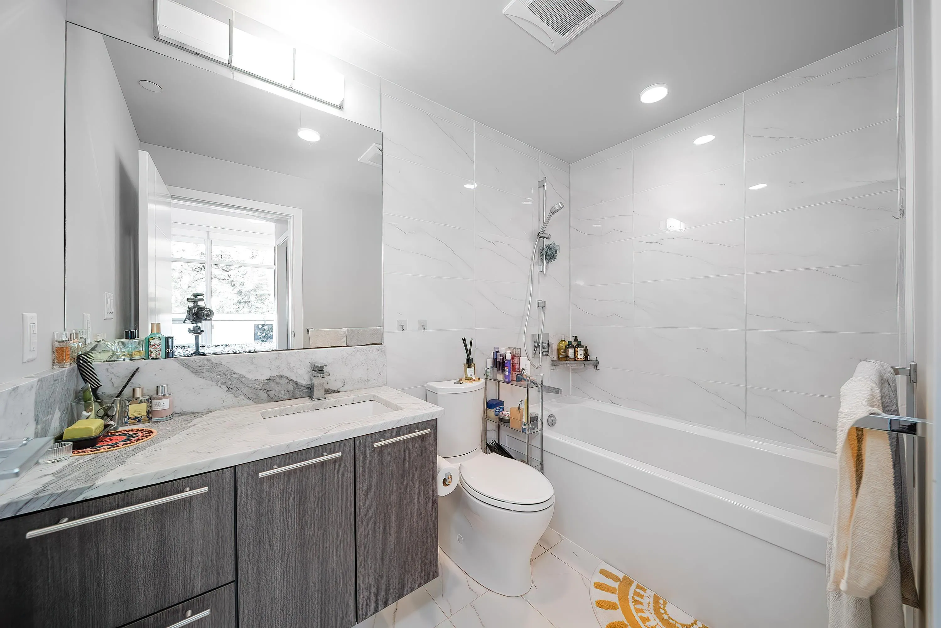 209 4963 Cambie Street