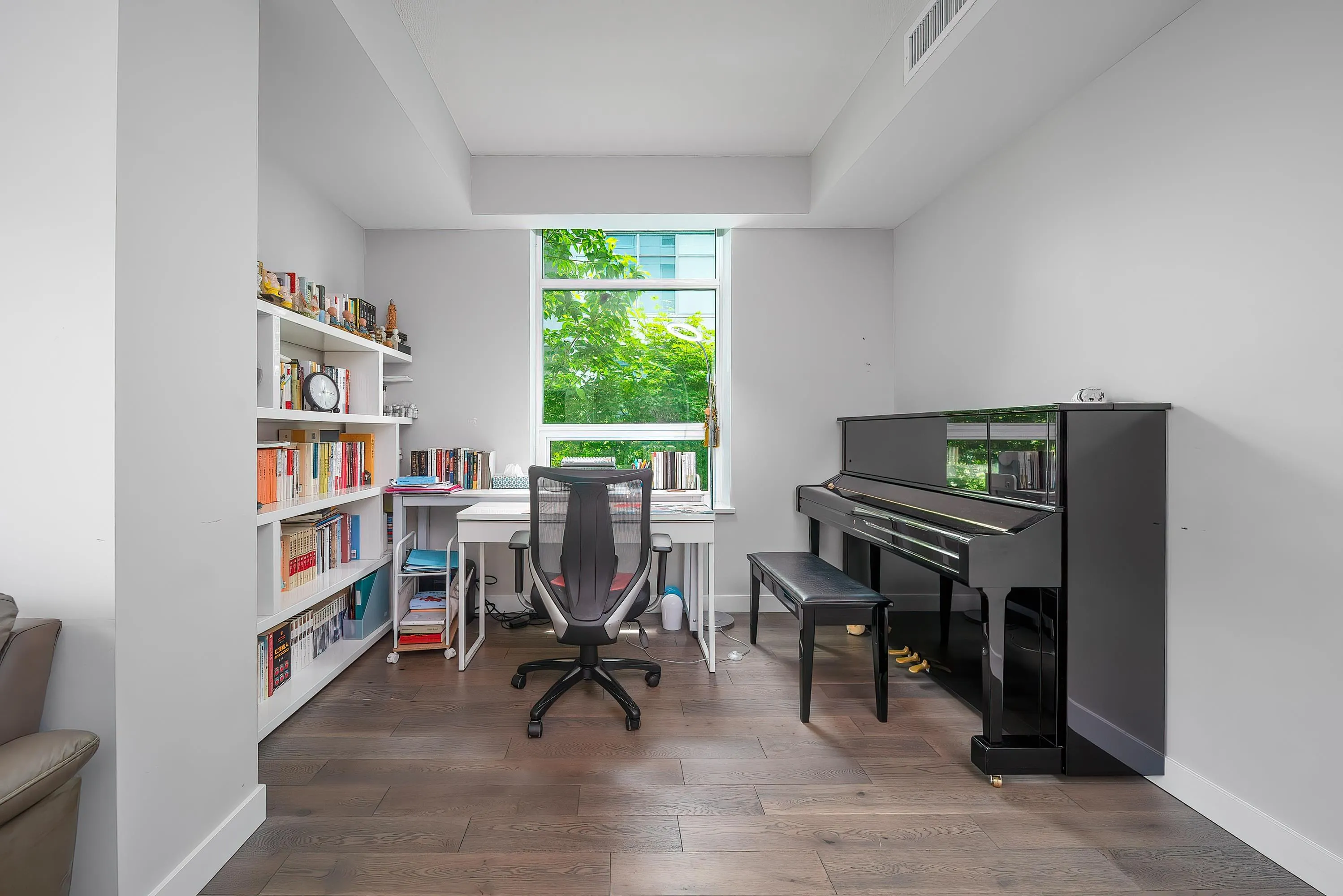 209 4963 Cambie Street