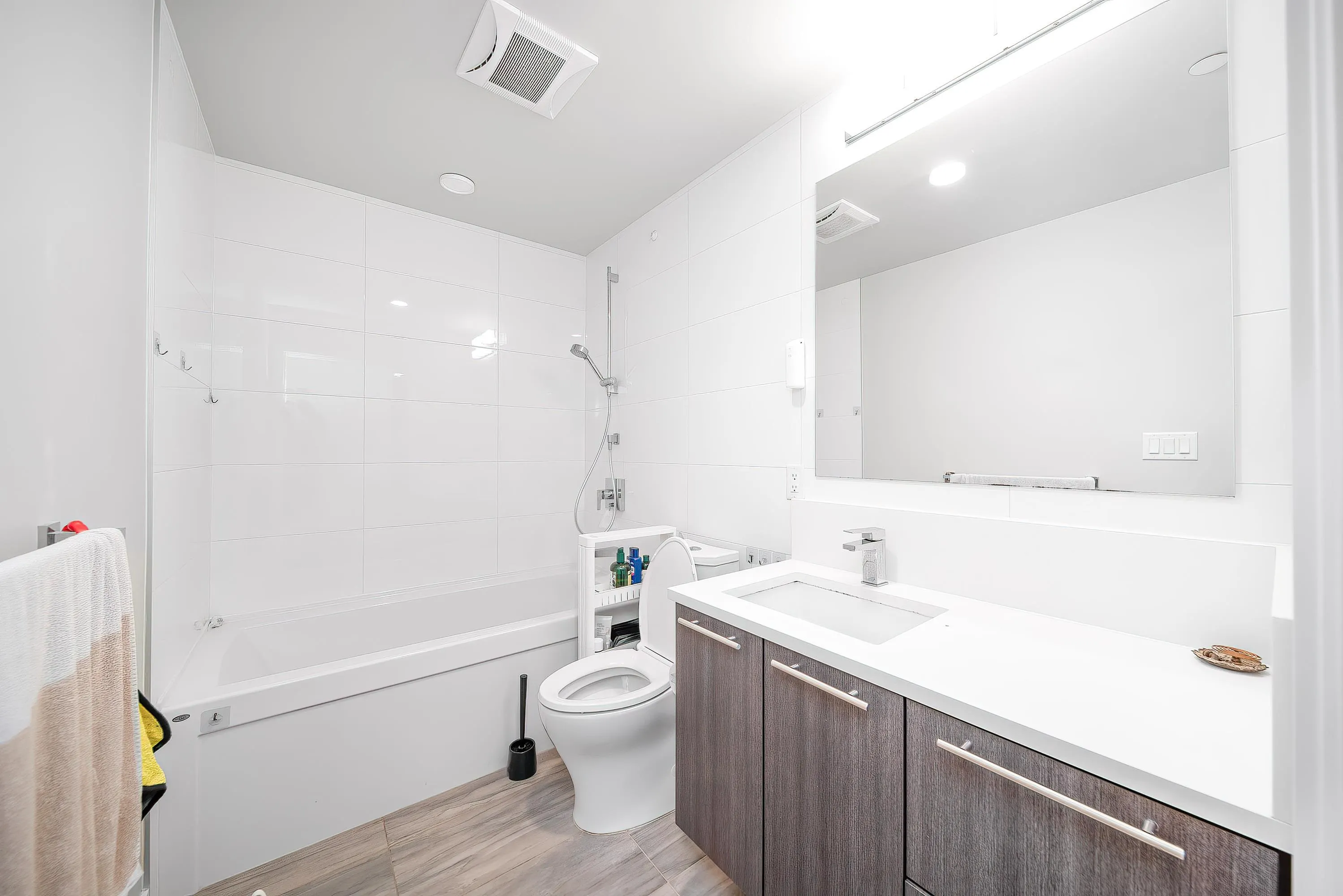 209 4963 Cambie Street