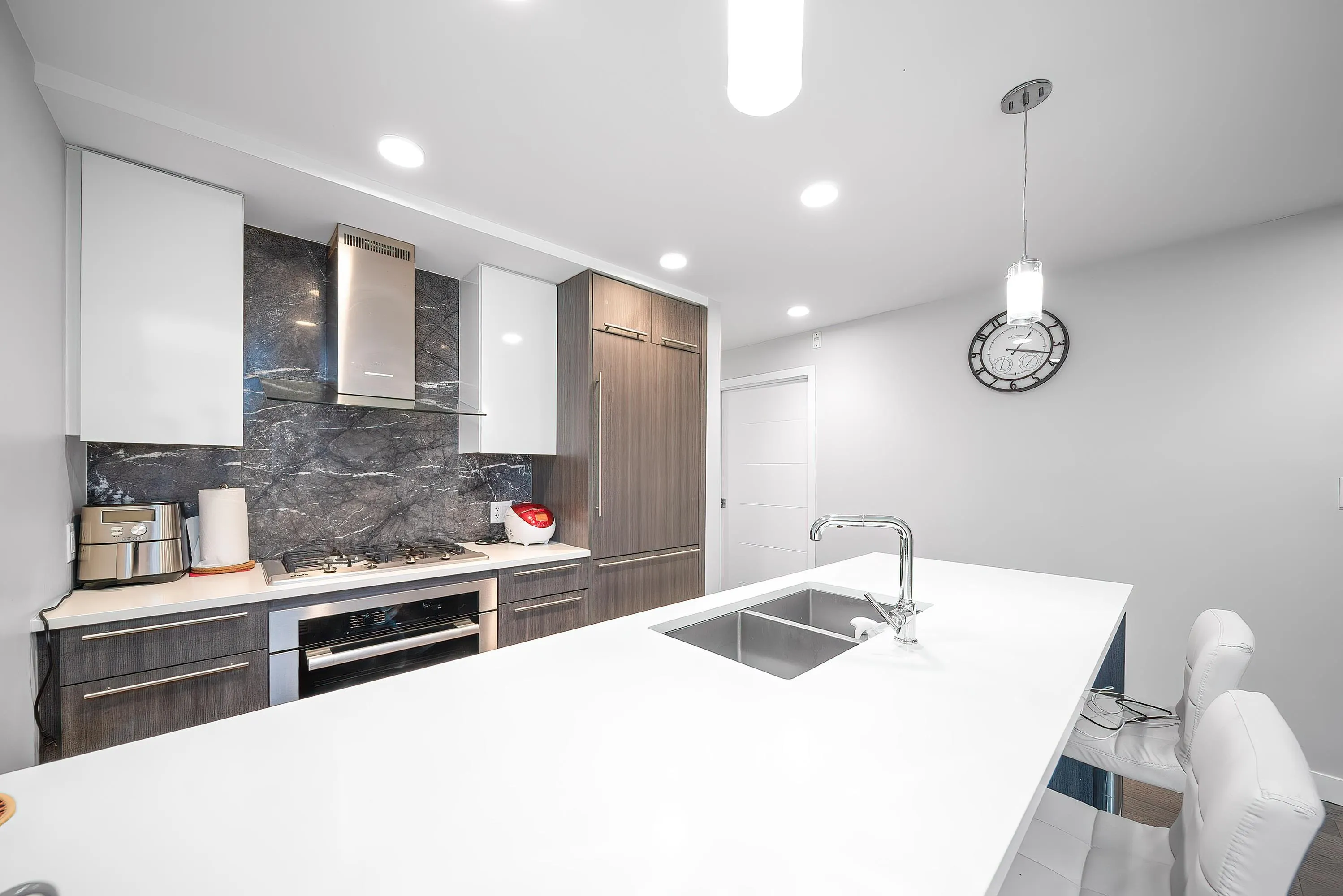 209 4963 Cambie Street