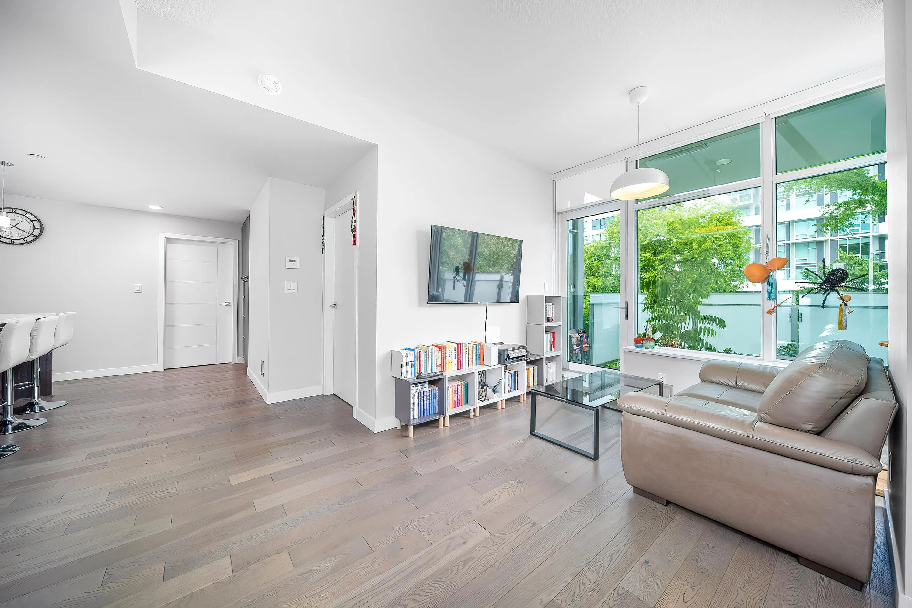 209 4963 Cambie Street