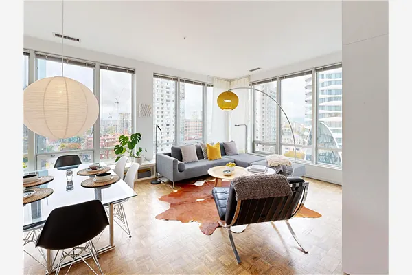 1207 989 Nelson Street