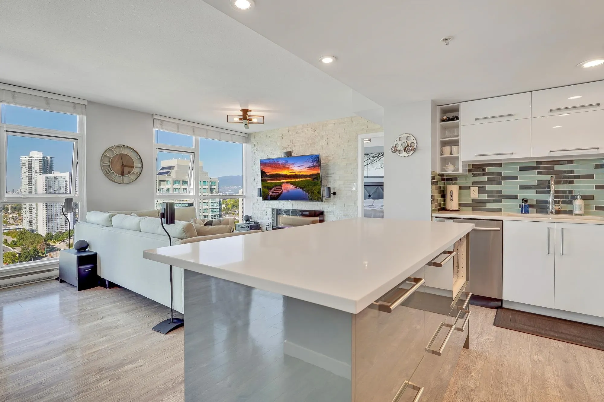 2406 4400 Buchanan Street