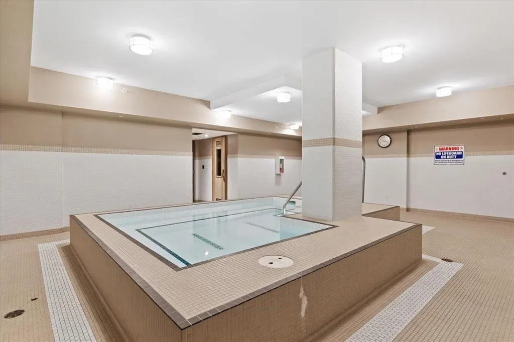 2406 4400 Buchanan Street