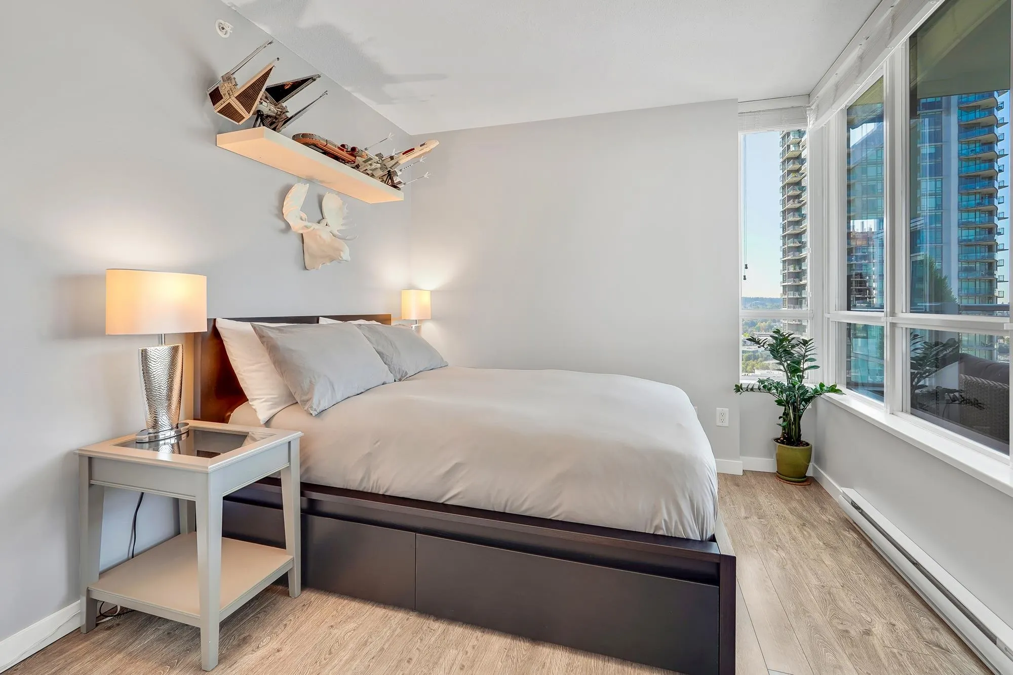 2406 4400 Buchanan Street