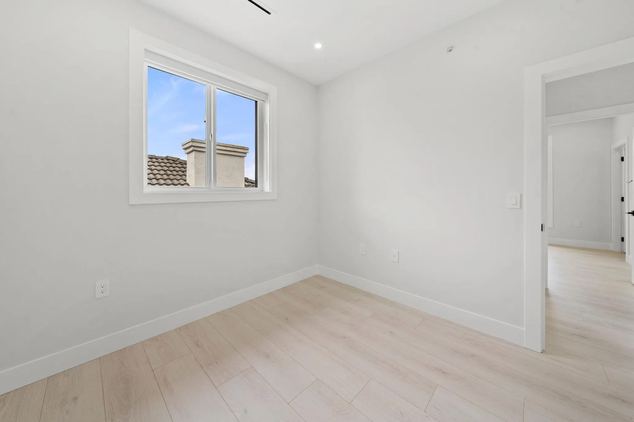 1 3274 E 44th Avenue