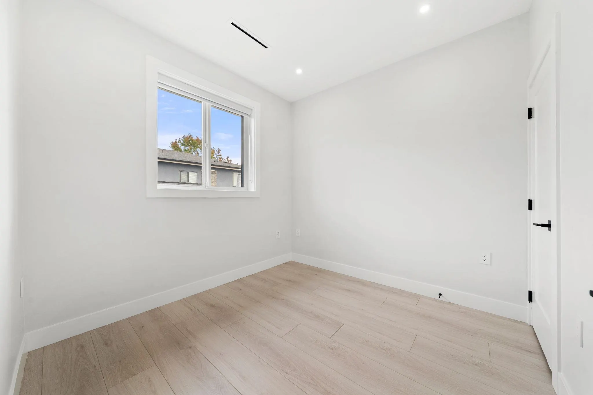 1 3274 E 44th Avenue