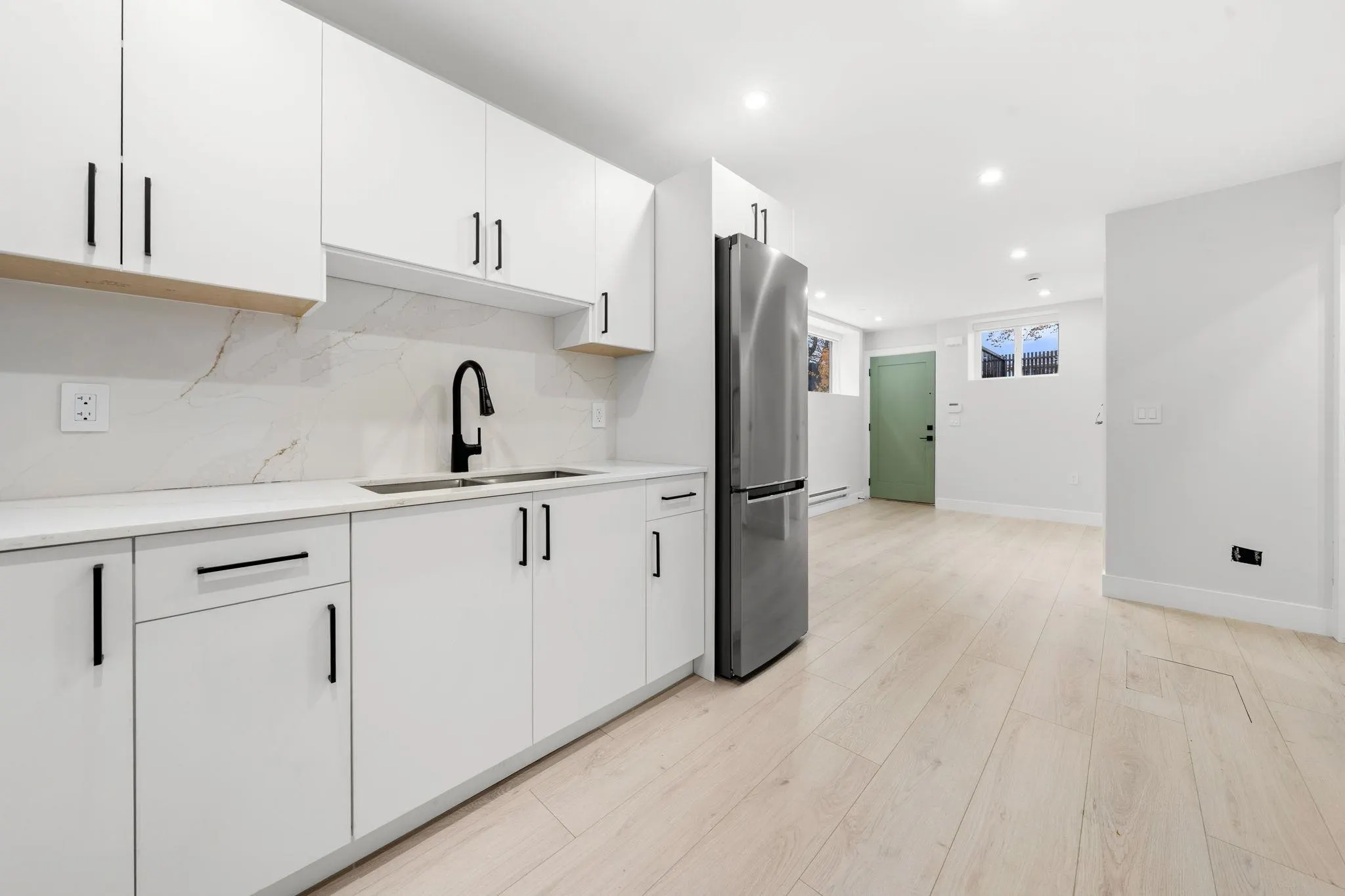 1 3274 E 44th Avenue