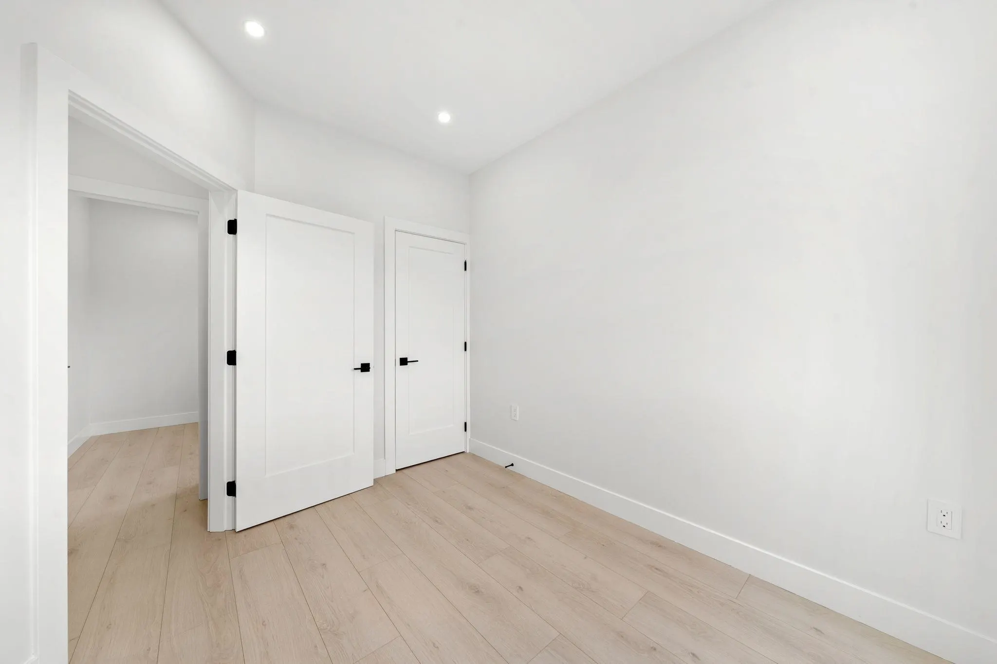 1 3274 E 44th Avenue