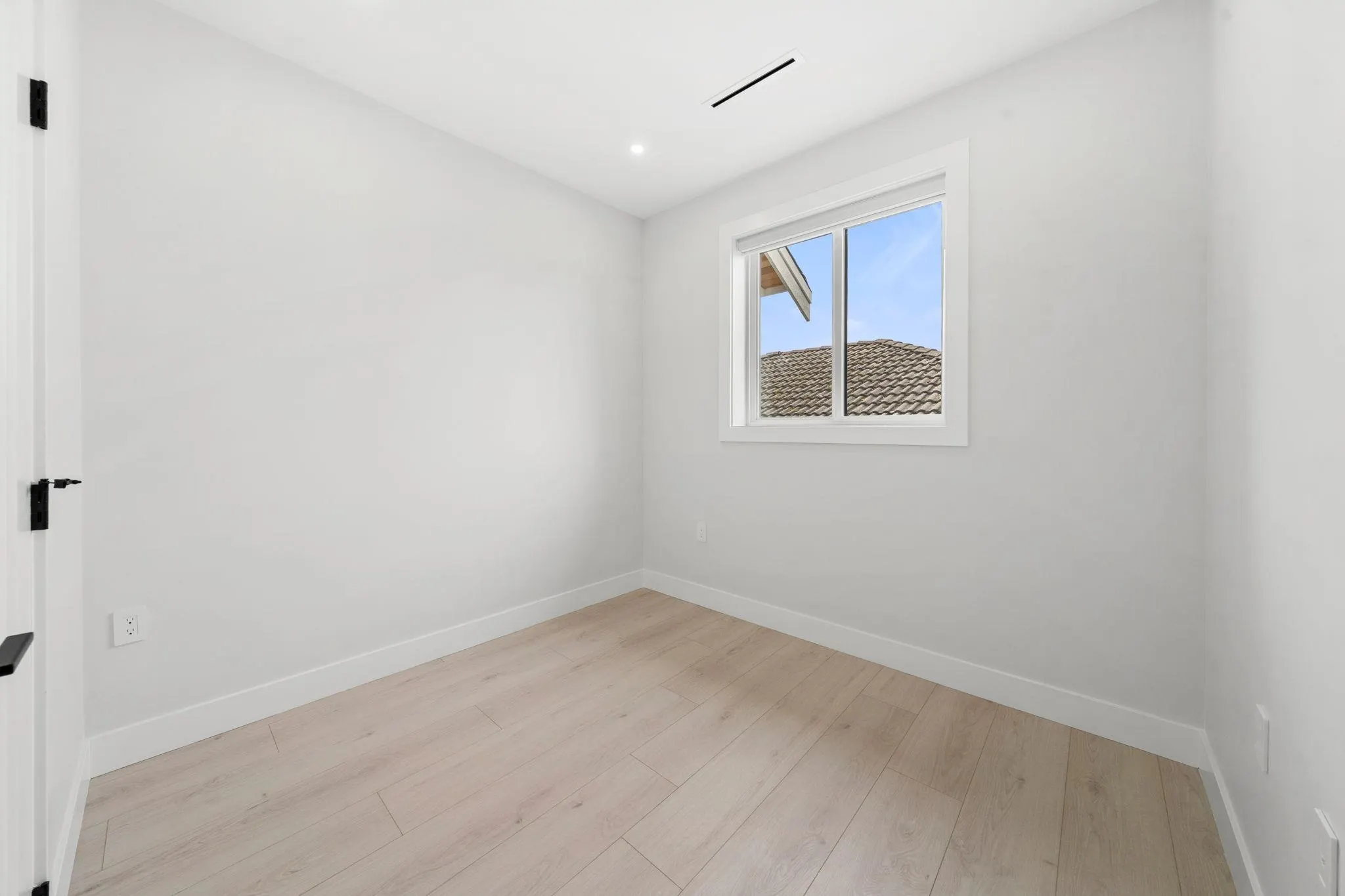 1 3274 E 44th Avenue