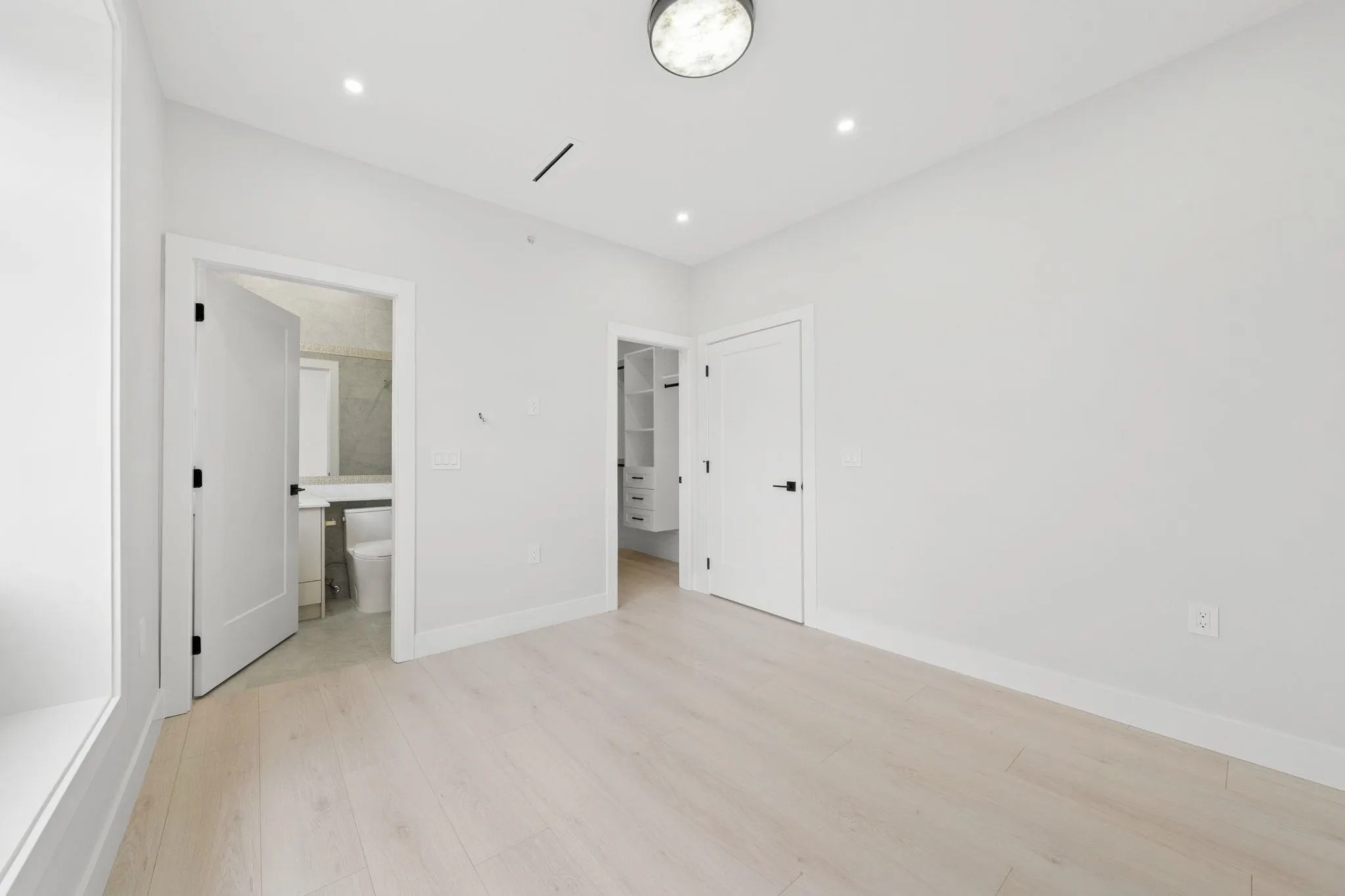 1 3274 E 44th Avenue