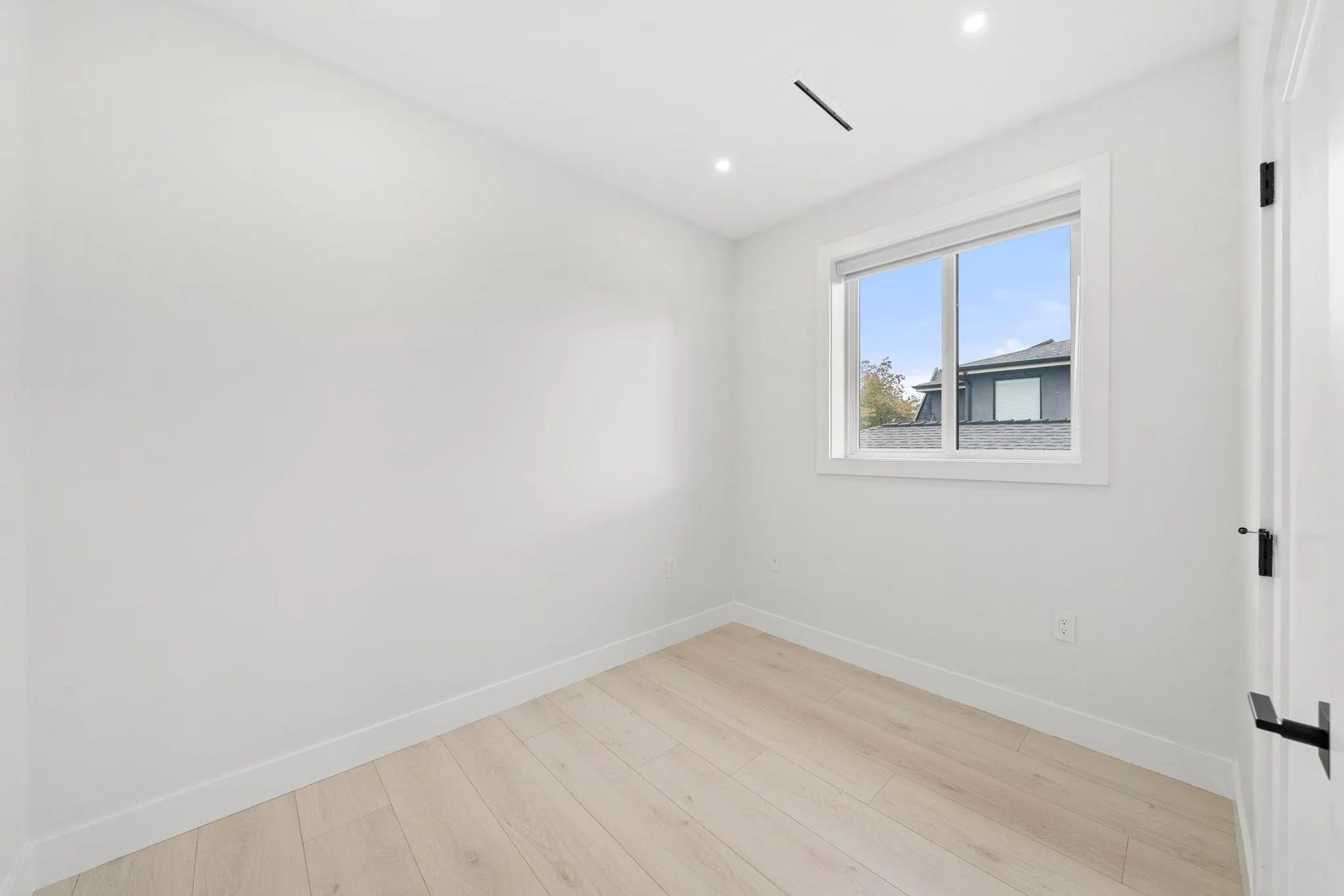 1 3274 E 44th Avenue