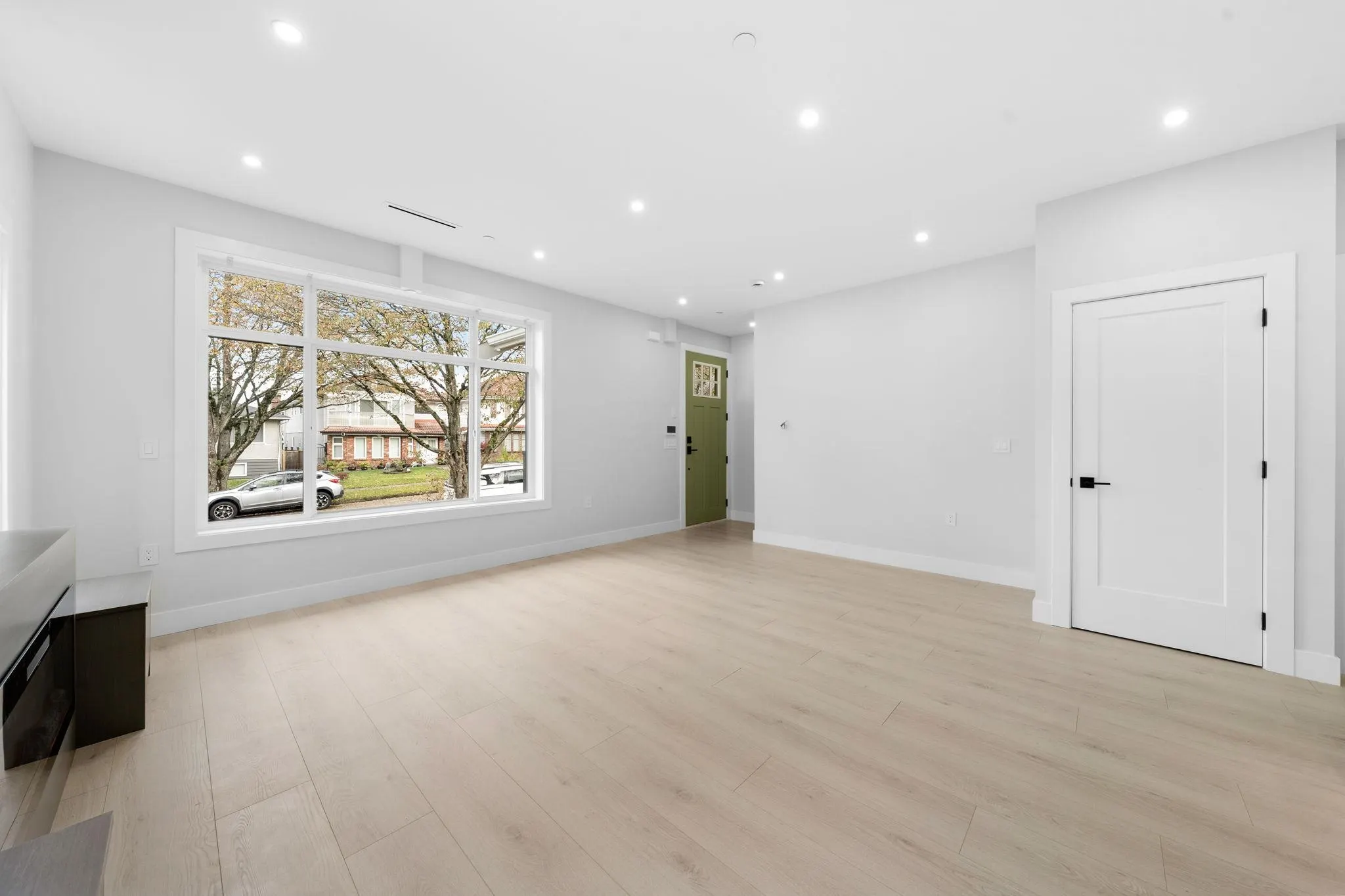 1 3274 E 44th Avenue