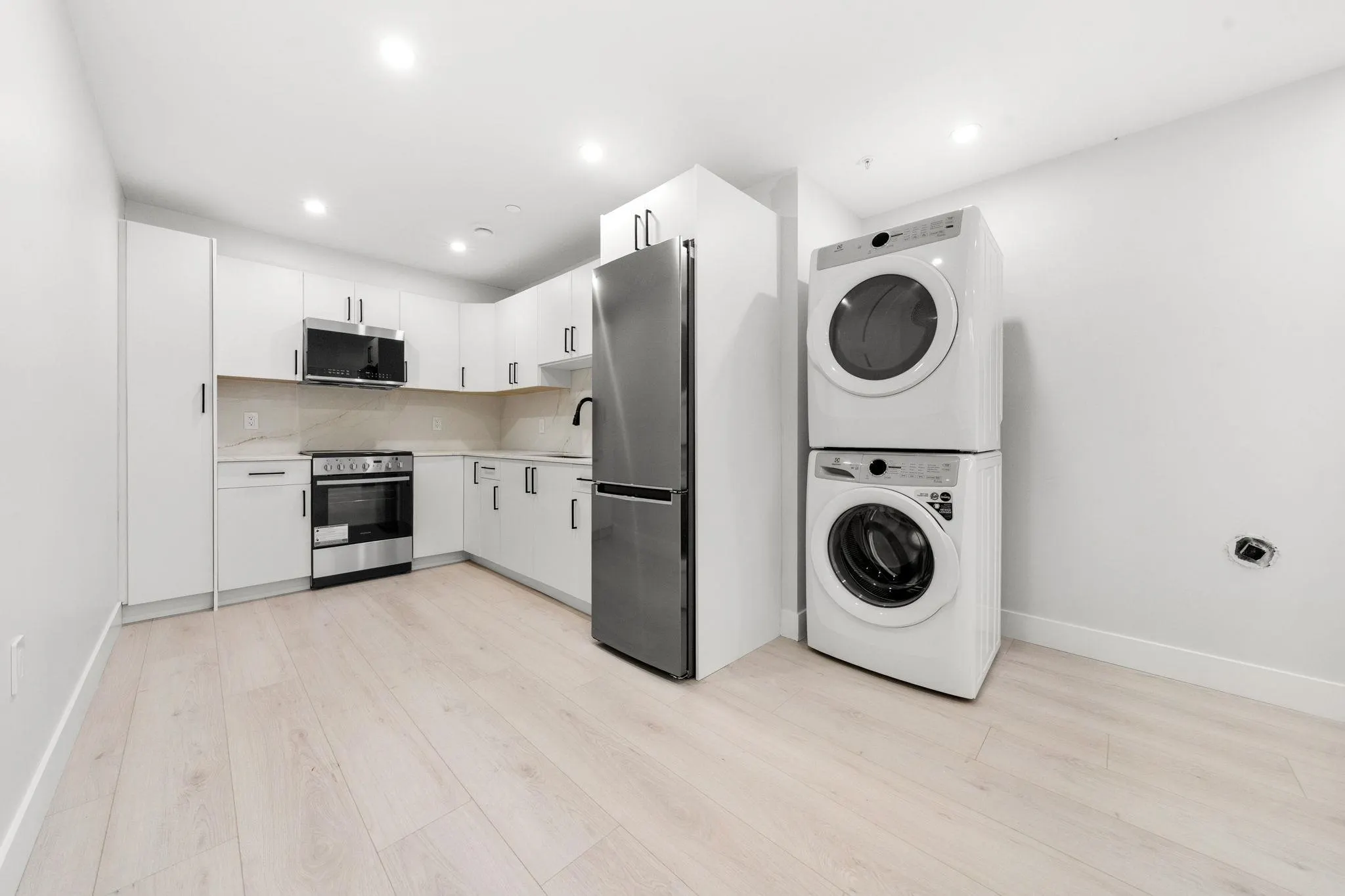 1 3274 E 44th Avenue