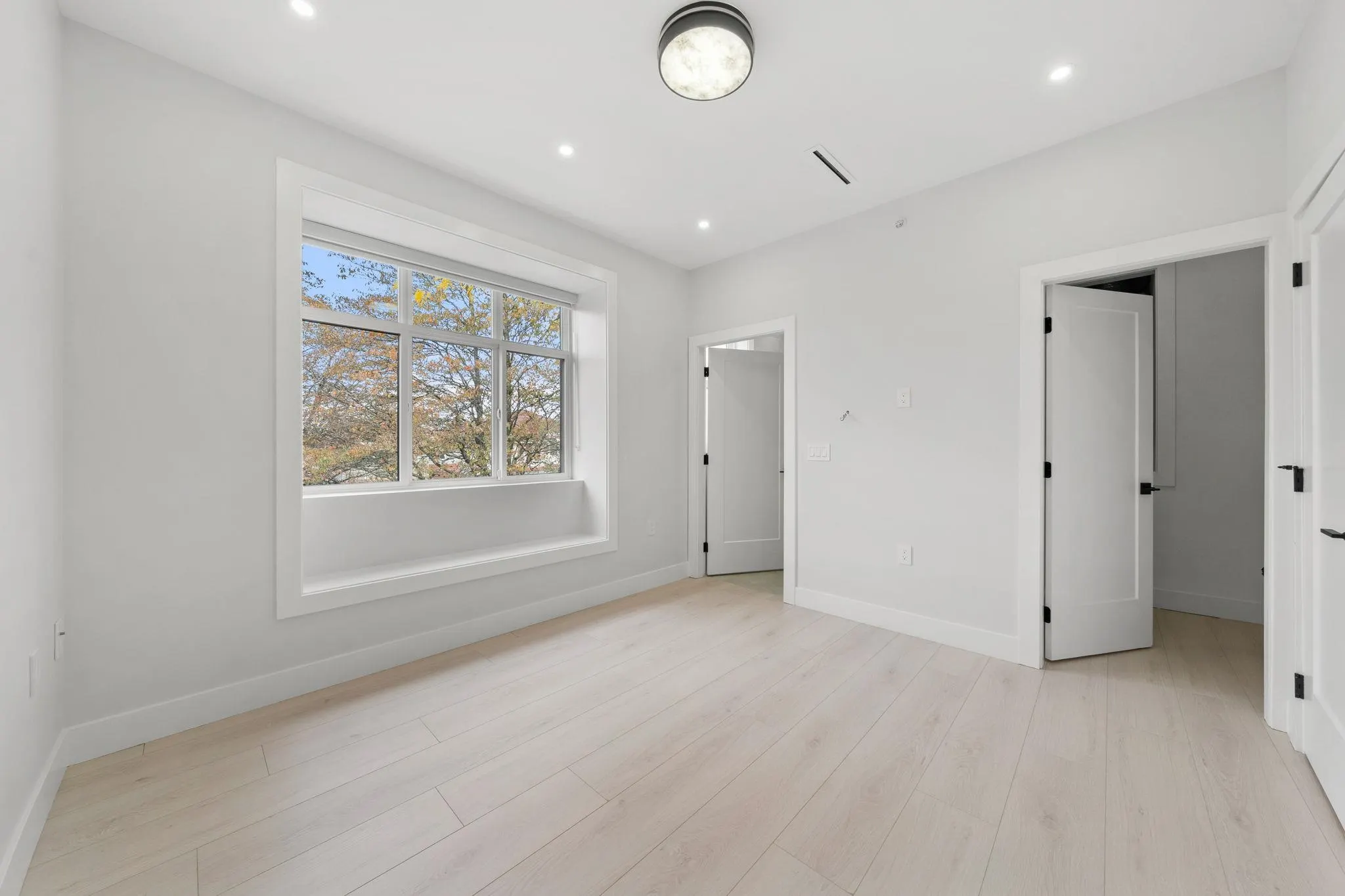 1 3274 E 44th Avenue