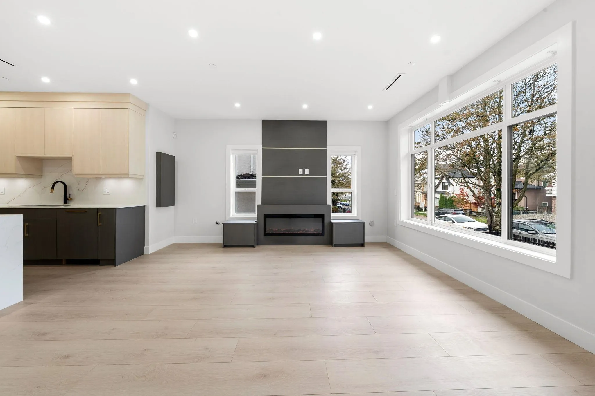 1 3274 E 44th Avenue