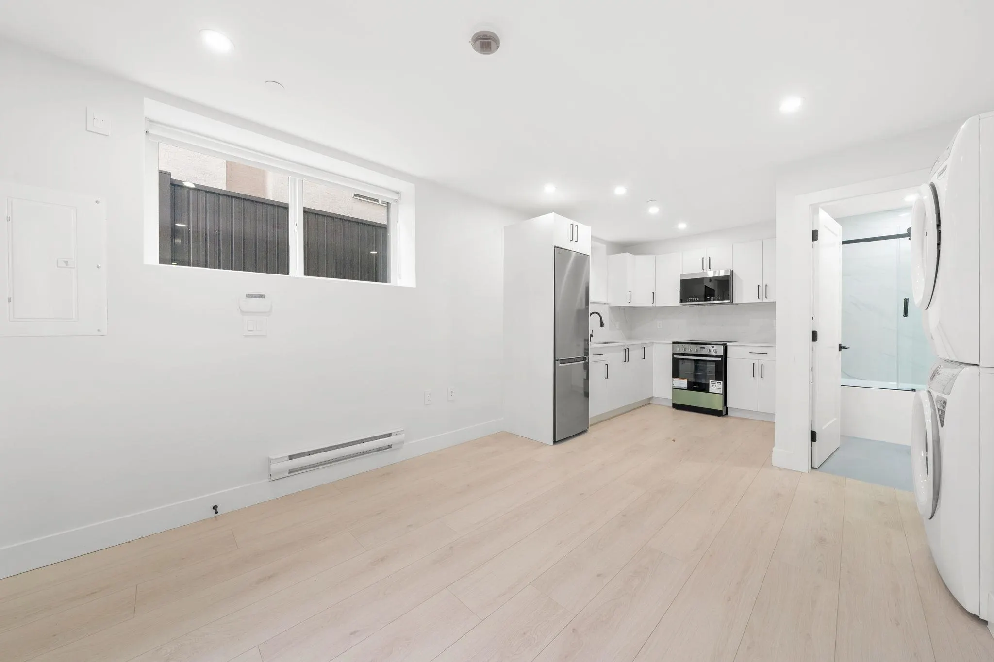 1 3274 E 44th Avenue