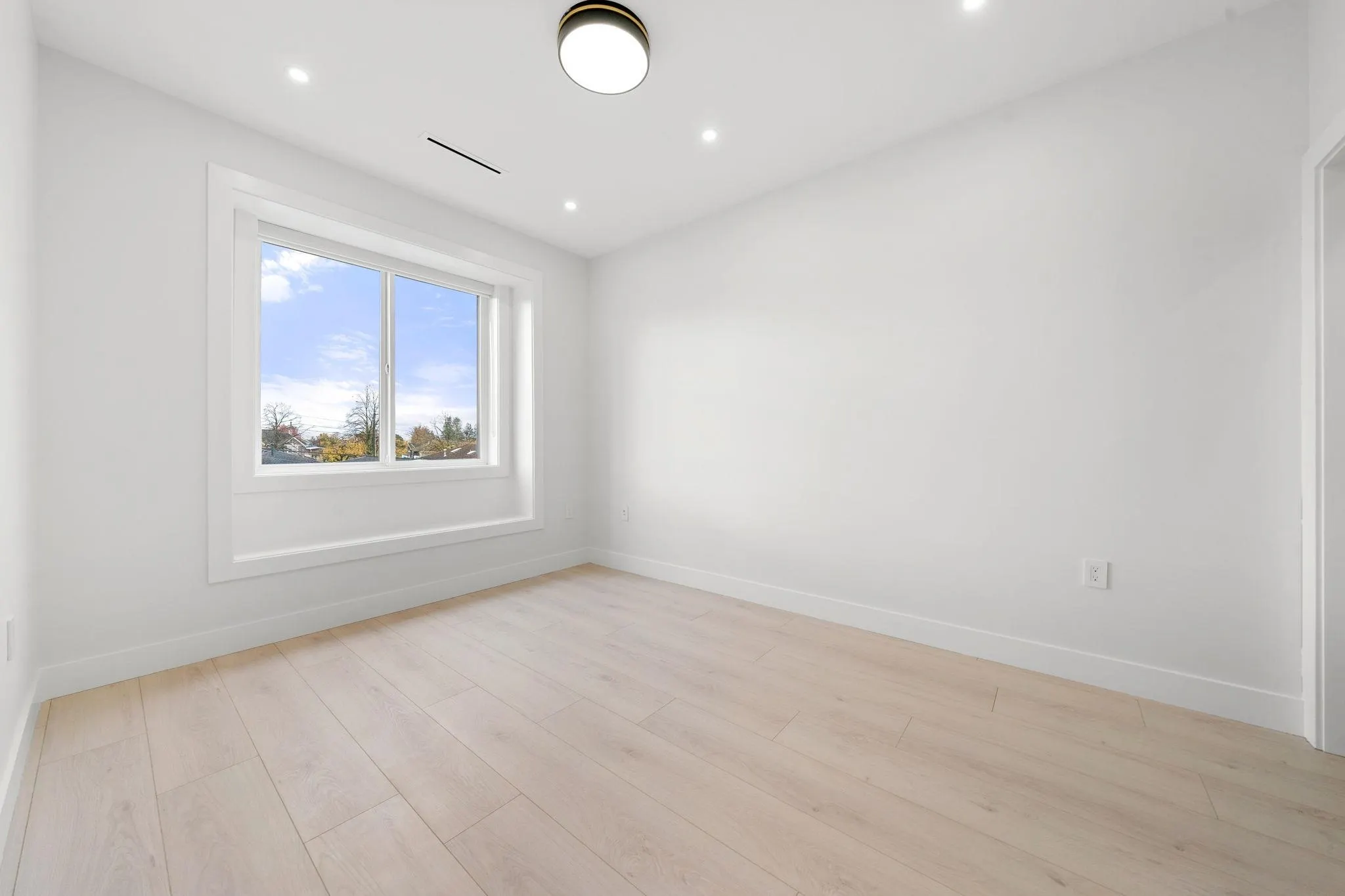 1 3274 E 44th Avenue