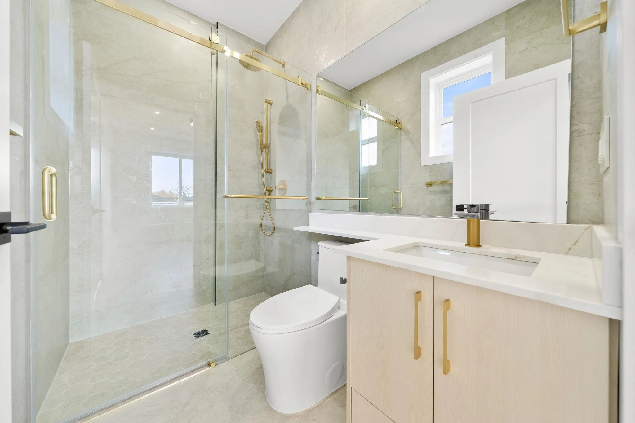 1 3274 E 44th Avenue