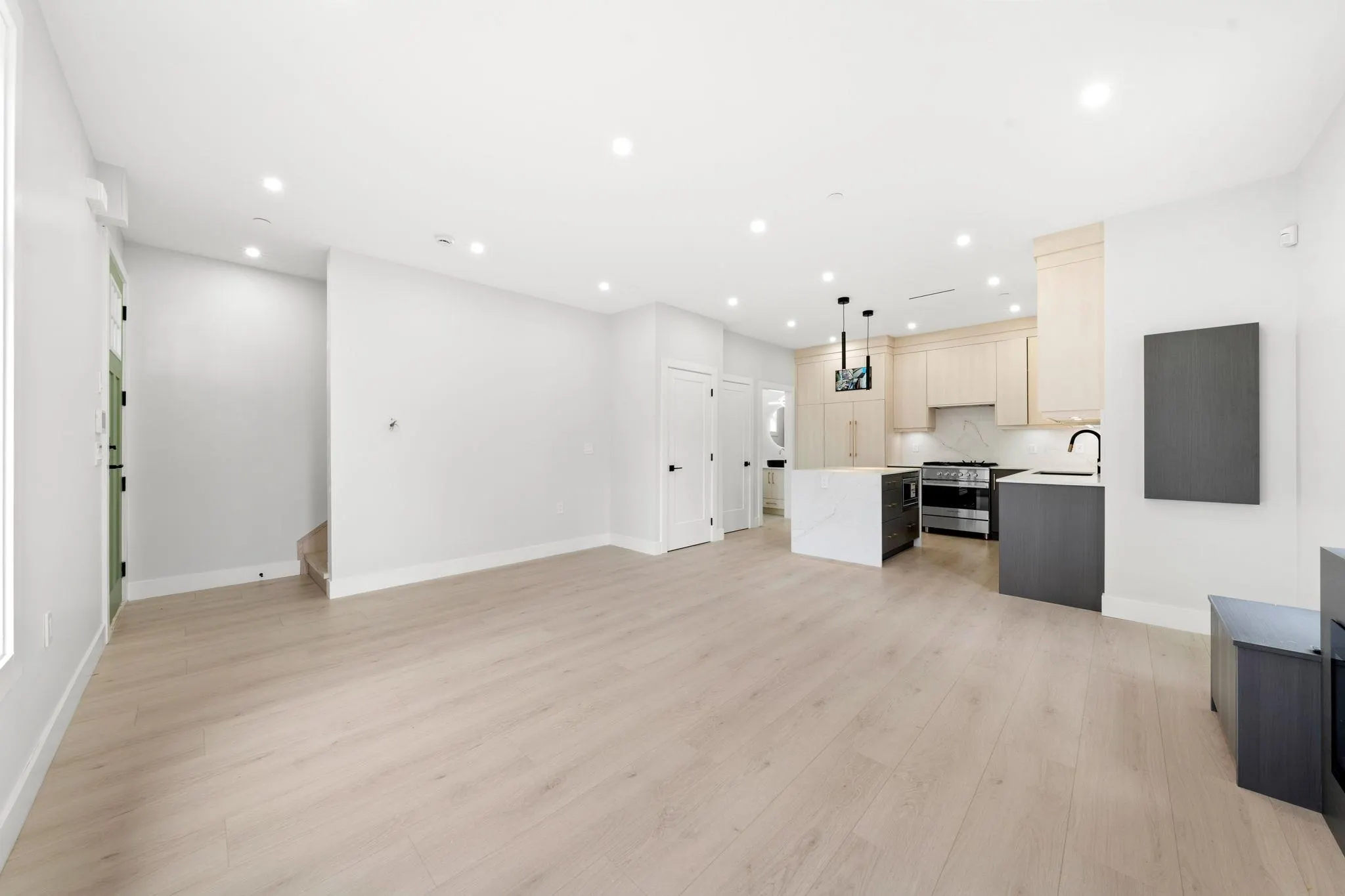 1 3274 E 44th Avenue