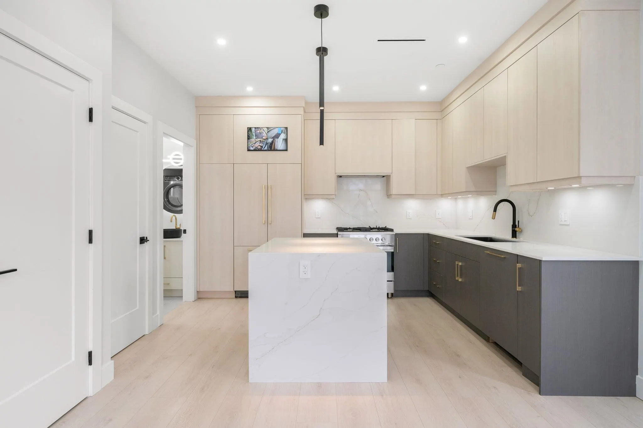 1 3274 E 44th Avenue