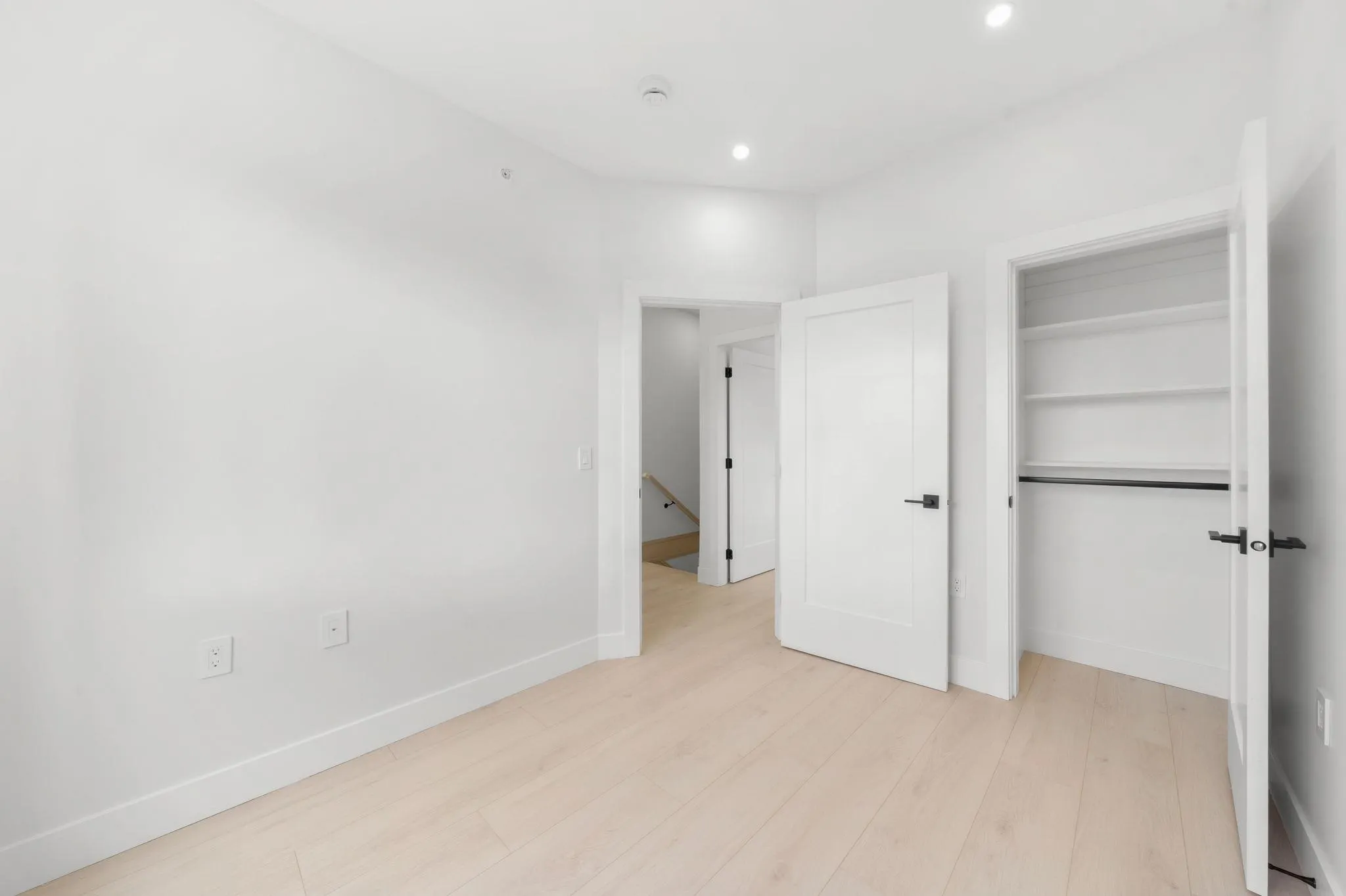 1 3274 E 44th Avenue