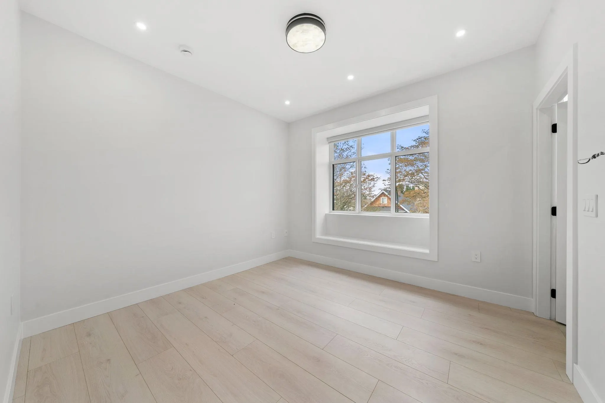 1 3274 E 44th Avenue