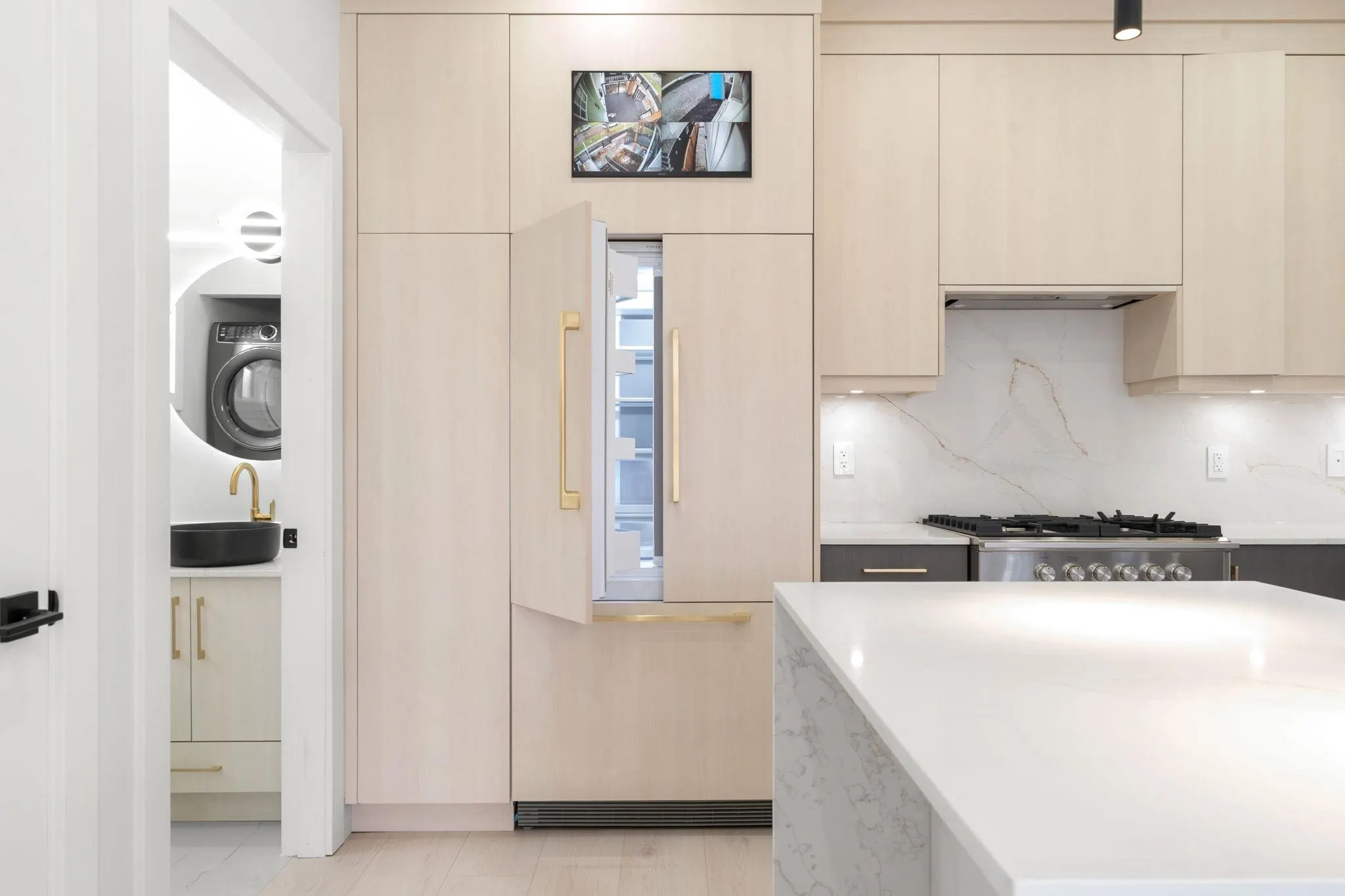 1 3274 E 44th Avenue