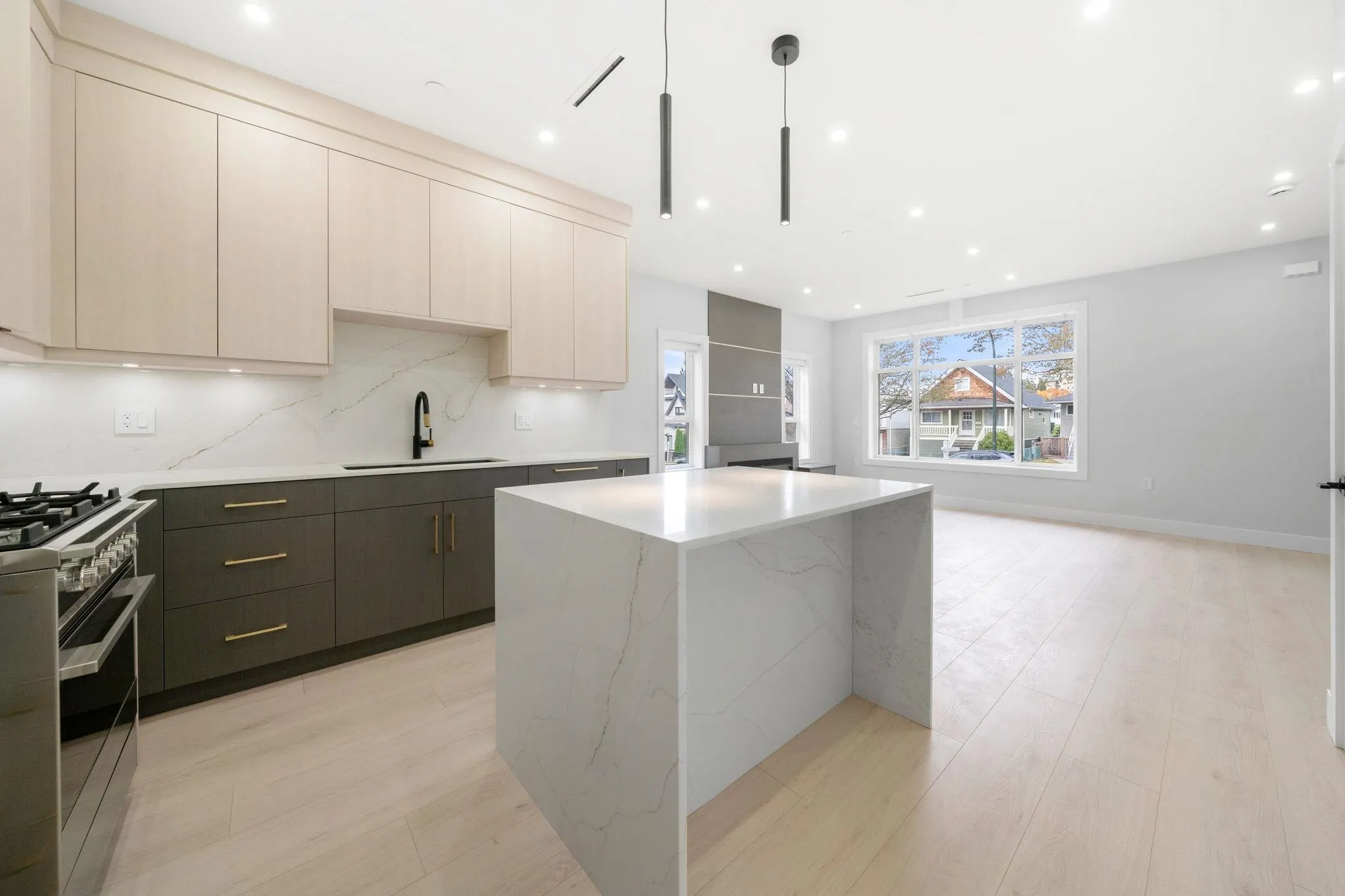 1 3274 E 44th Avenue