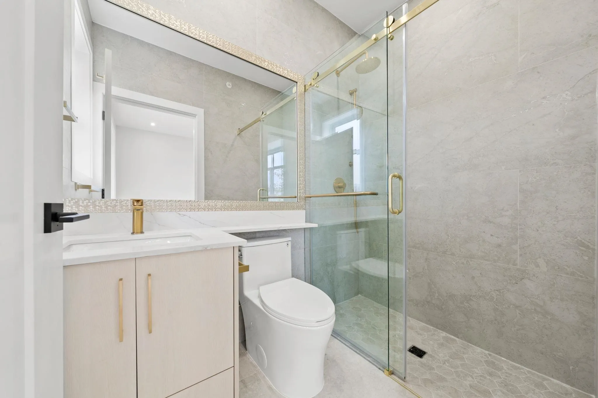 1 3274 E 44th Avenue