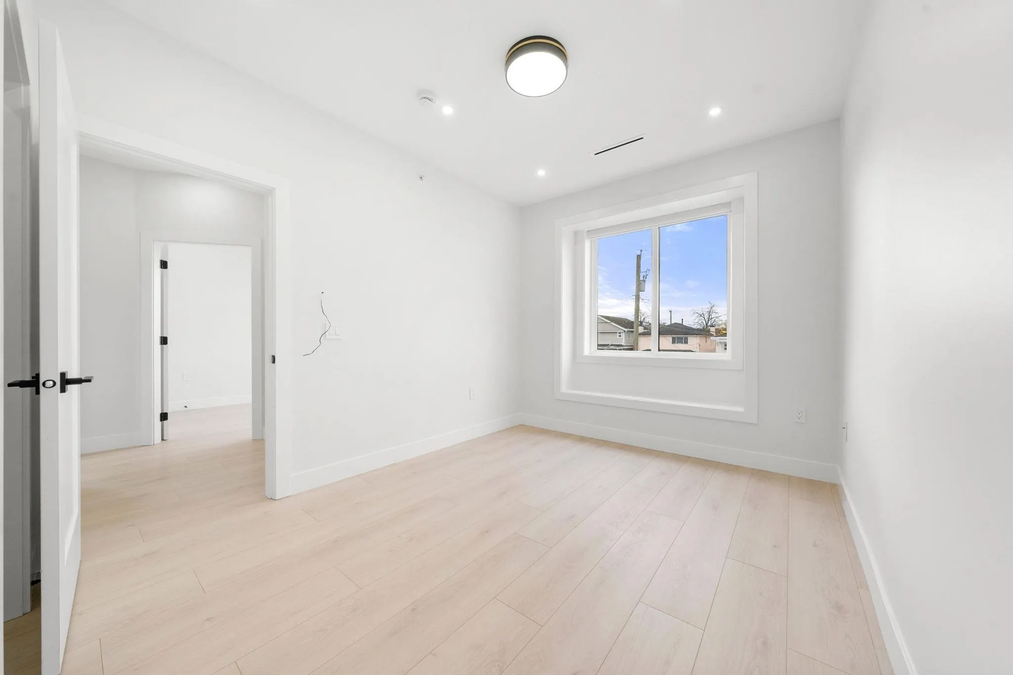 1 3274 E 44th Avenue