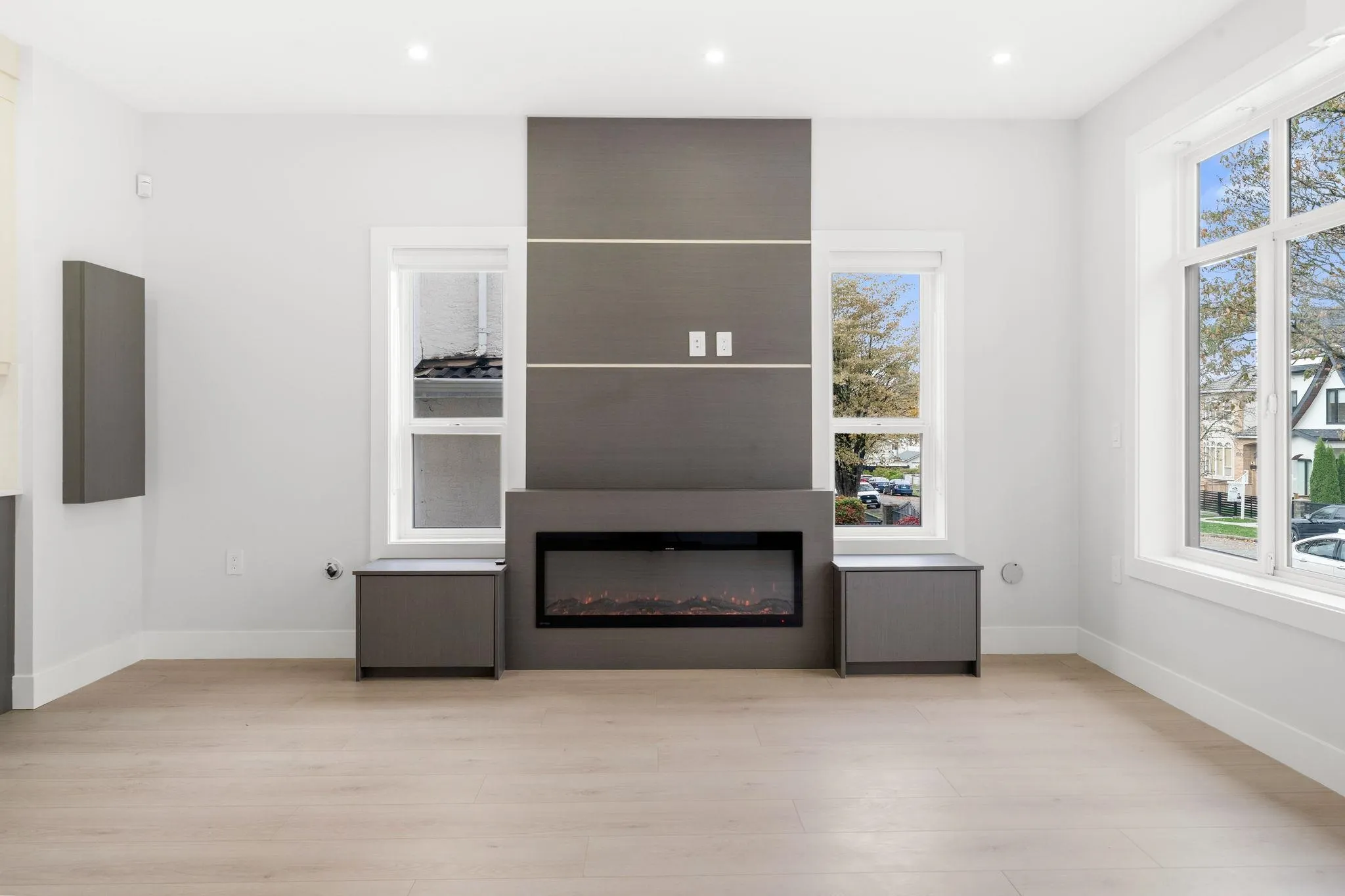 1 3274 E 44th Avenue