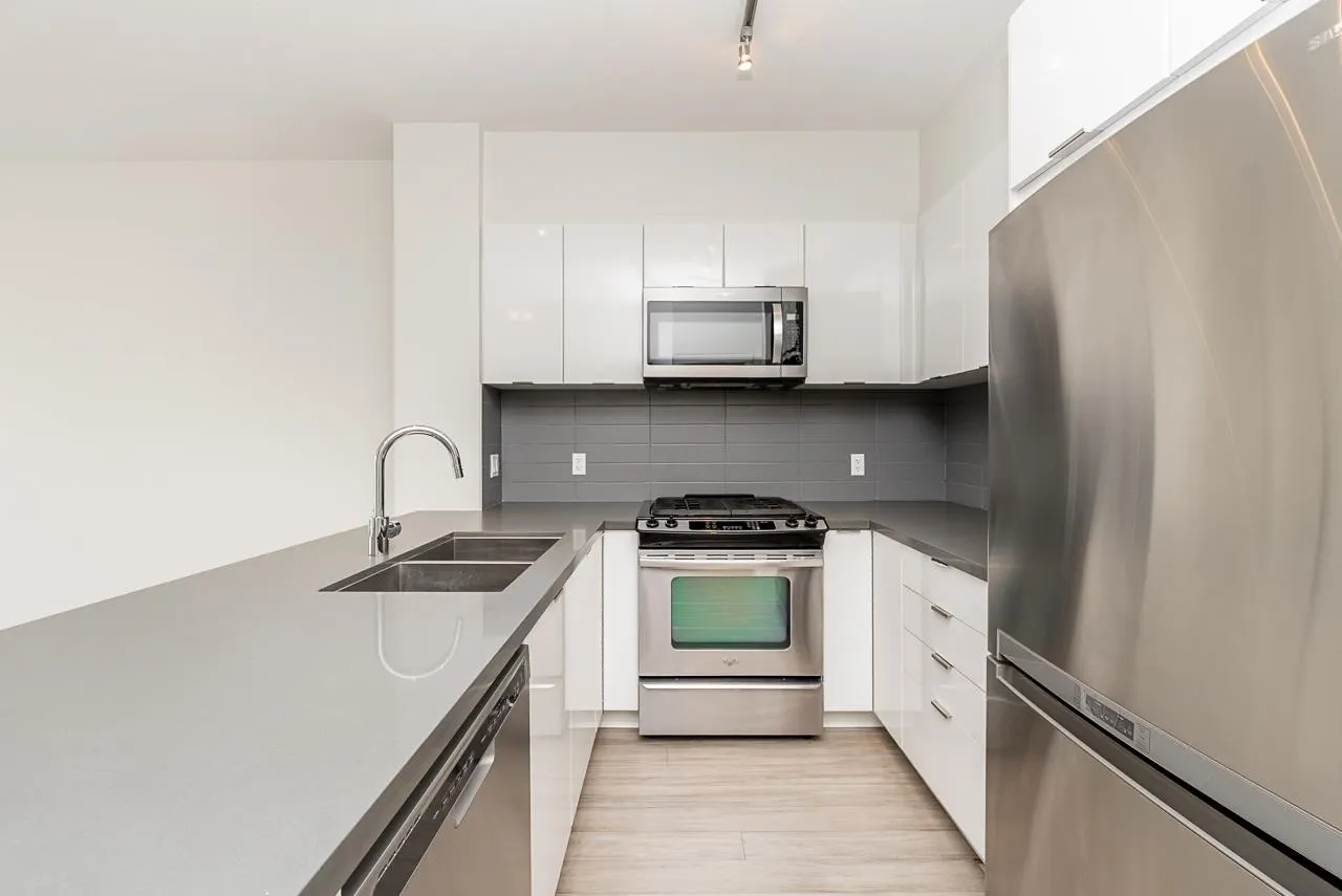 #421 3323 151 Street