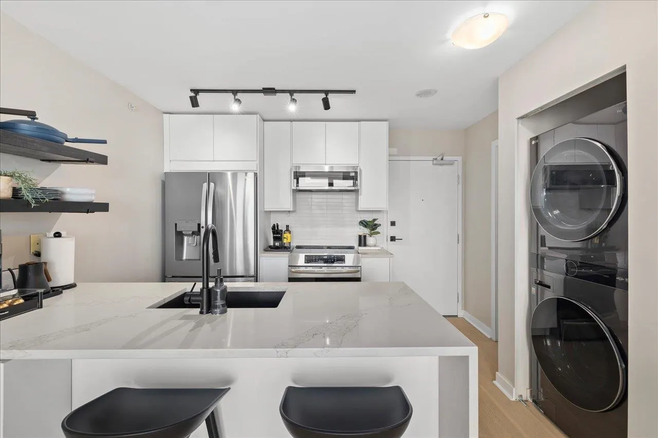 2308 928 Homer Street