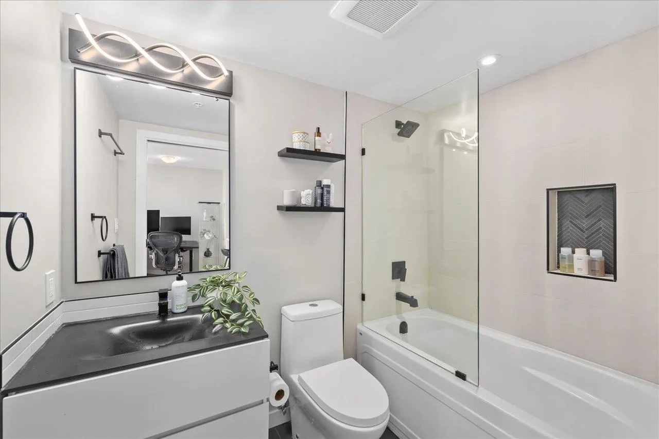 2308 928 Homer Street