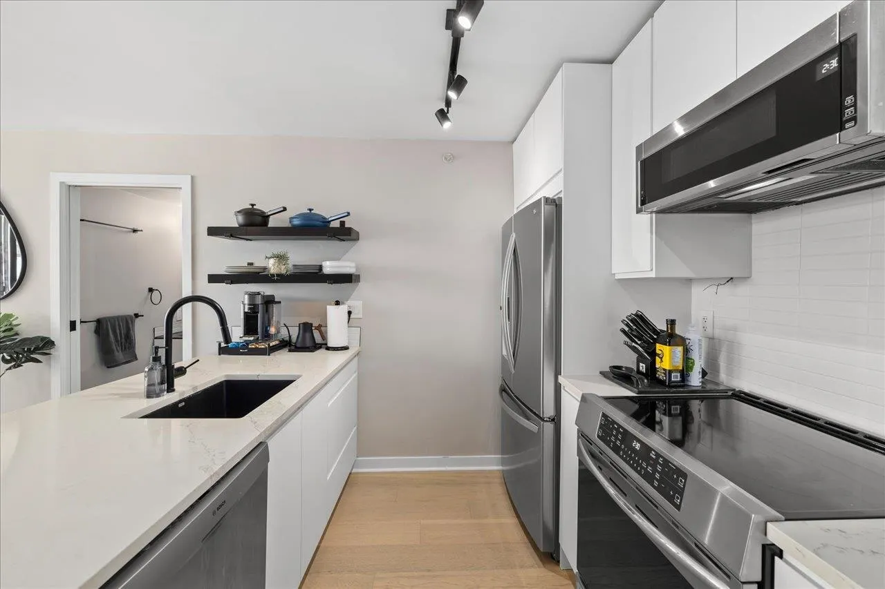 2308 928 Homer Street