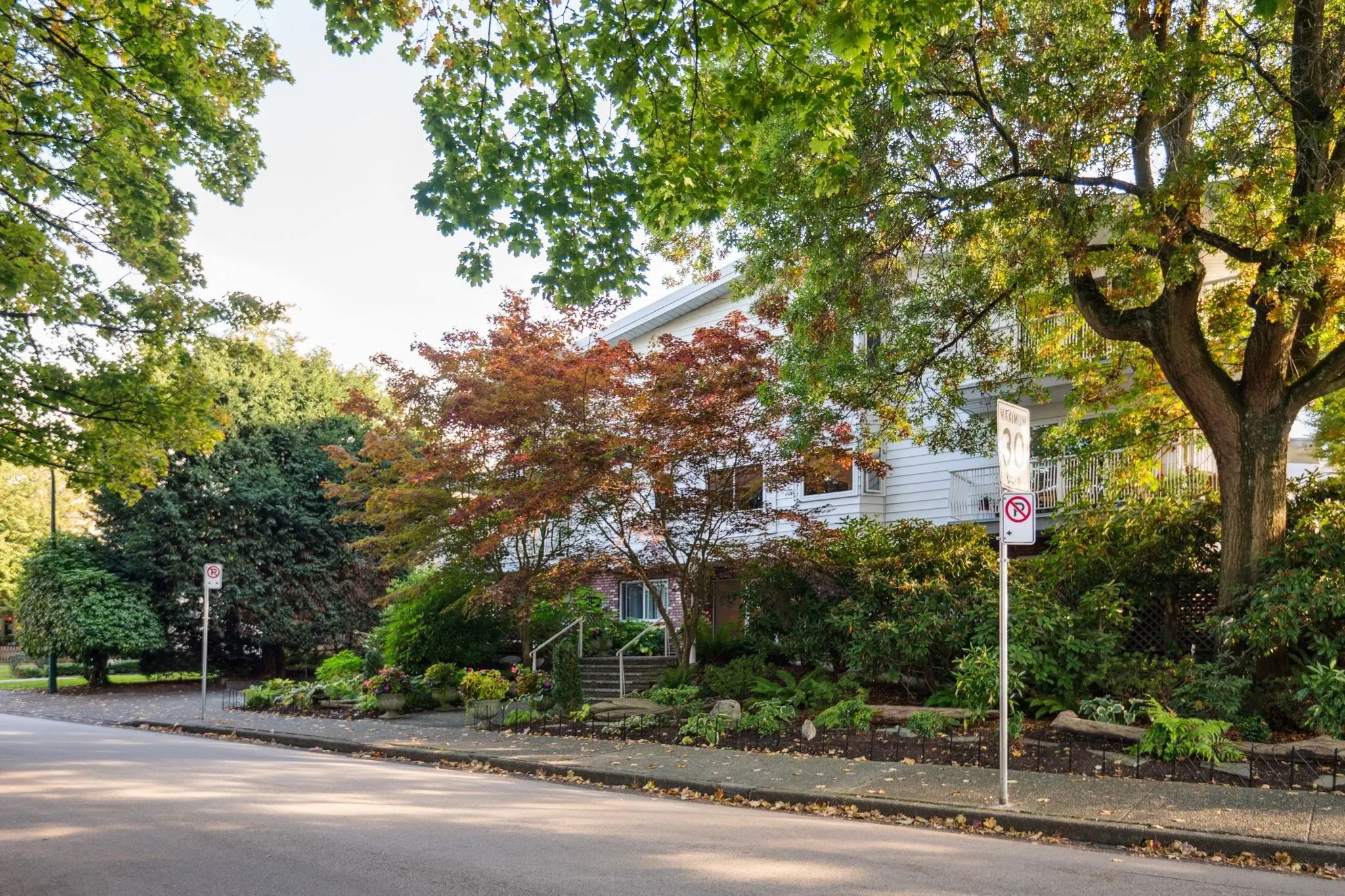 101 1696 W 10th Avenue