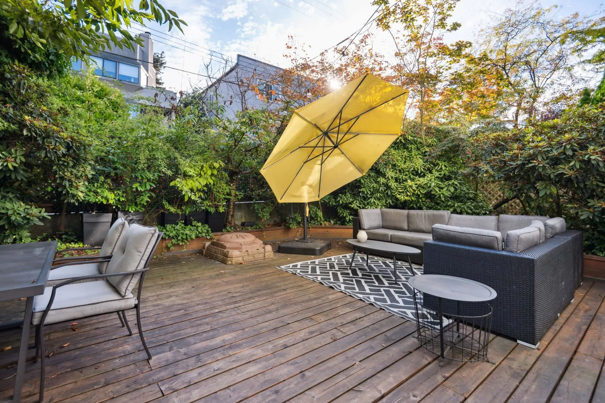 101 1696 W 10th Avenue