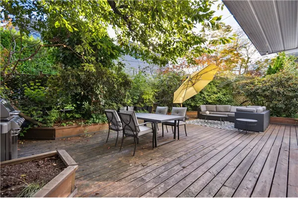 101 1696 W 10th Avenue