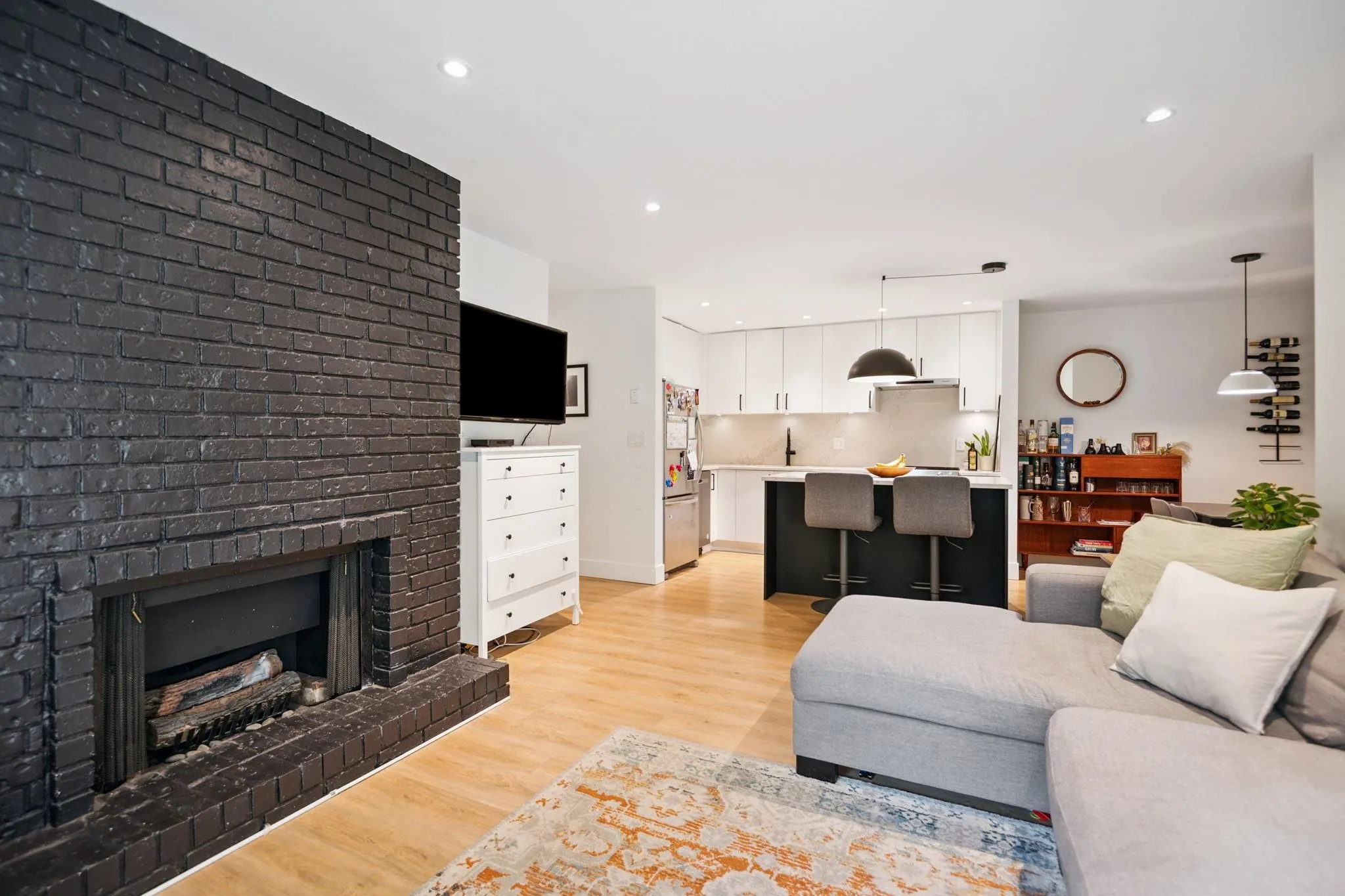 101 1696 W 10th Avenue